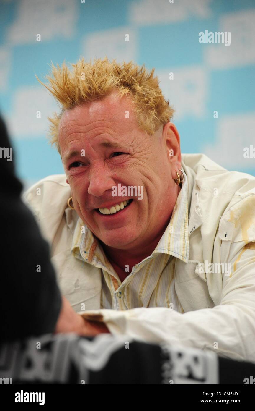 13. Oktober 2012 - New York, New York, USA - JOHN LYDON, früher als "Johnny Rotten" unterschreibt Kopien seiner Band neuen Datensatzes "Public Image Ltd.: Dies ist PiL' und andere PiL Erinnerungsstücke an J & R Musik in Manhattan. PiL sind heute Abend im Hammerstein Ballroom durchführen. (Bild Kredit: Bryan Smith/ZUMAPRESS.com ©) Stockfoto