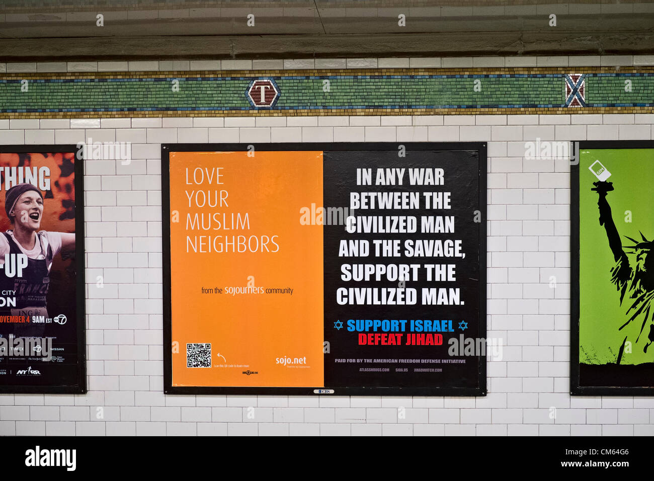 New York, NY, 13. Oktober 2012.  Side-by-Side-Werbung, Förderung von Toleranz der Muslime den kündigende Jihad, eine Wand in der Times Square u-Bahnstation Papier. Stockfoto