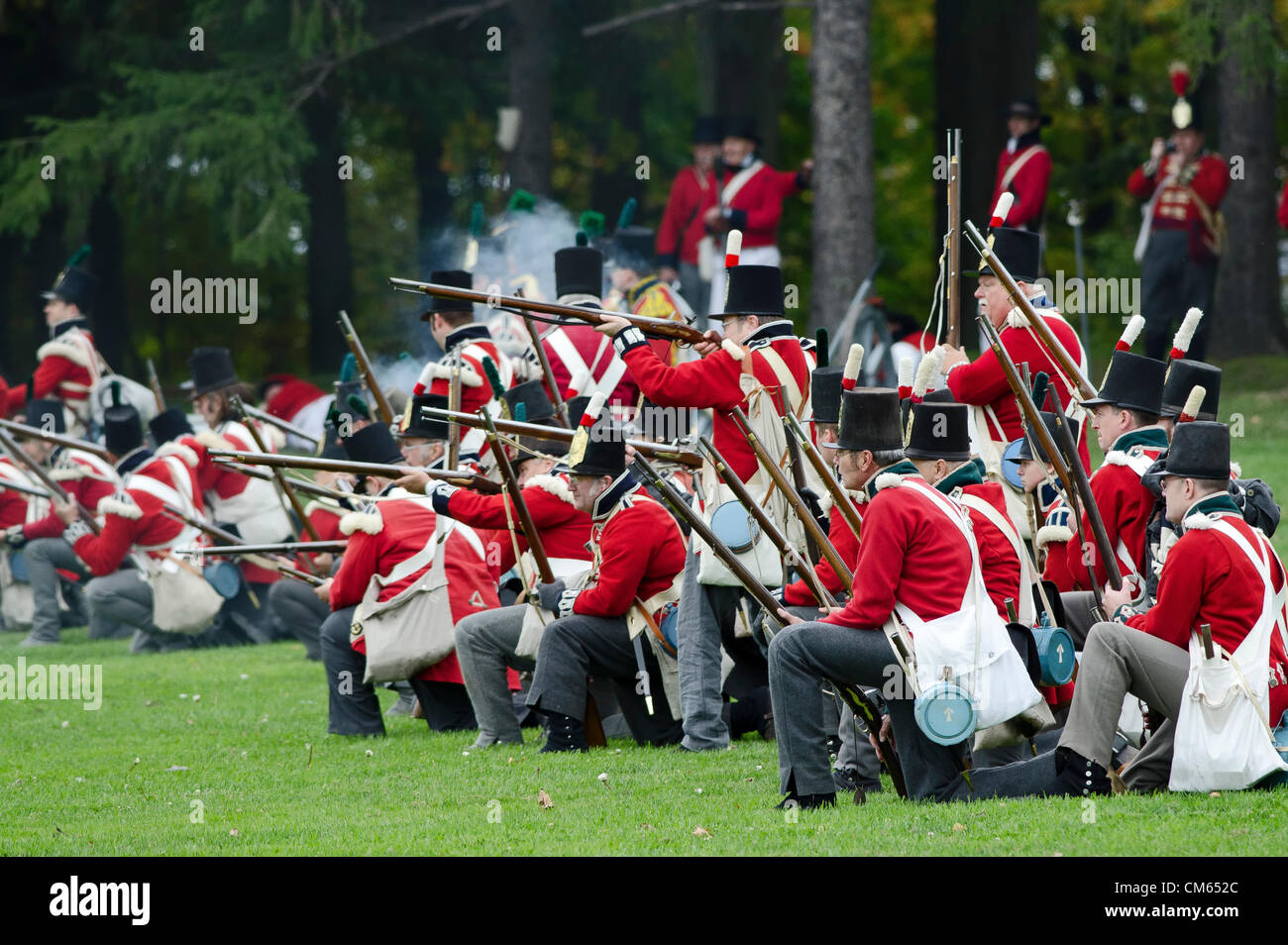 Britische Infanterie Feuer auf die herannahenden amerikanischen Soldaten Samstag 13. Oktober/2012 während einer 200. Stadtbefreiung re Inszenierung der Schlacht von Queenston Heights, ein Krieg von 1812 Schlacht in Queenston, Ontario, Kanada. Foto von j. t. Lewis Stockfoto