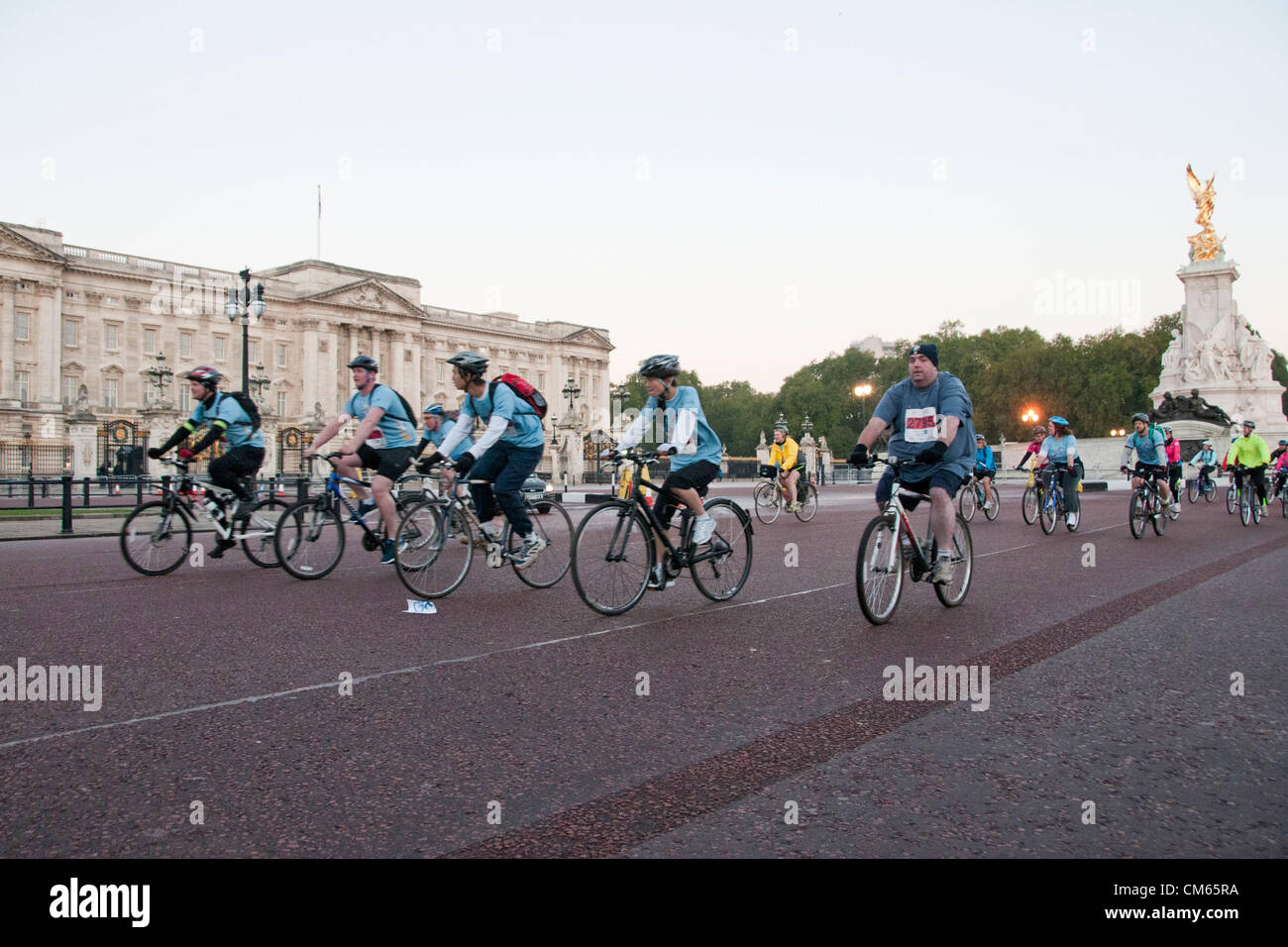 London, UK. 14.10.12. Radfahrer übergeben Radtour Palast Buckingham Palace zu Jahresbeginn Vertrauen dem Fürstenpalast. 3000 Menschen nehmen Teil, 45 Meilen nach Windsor Castle reist. Jeder Radfahrer wird £45 für die Nächstenliebe anheben. Stockfoto