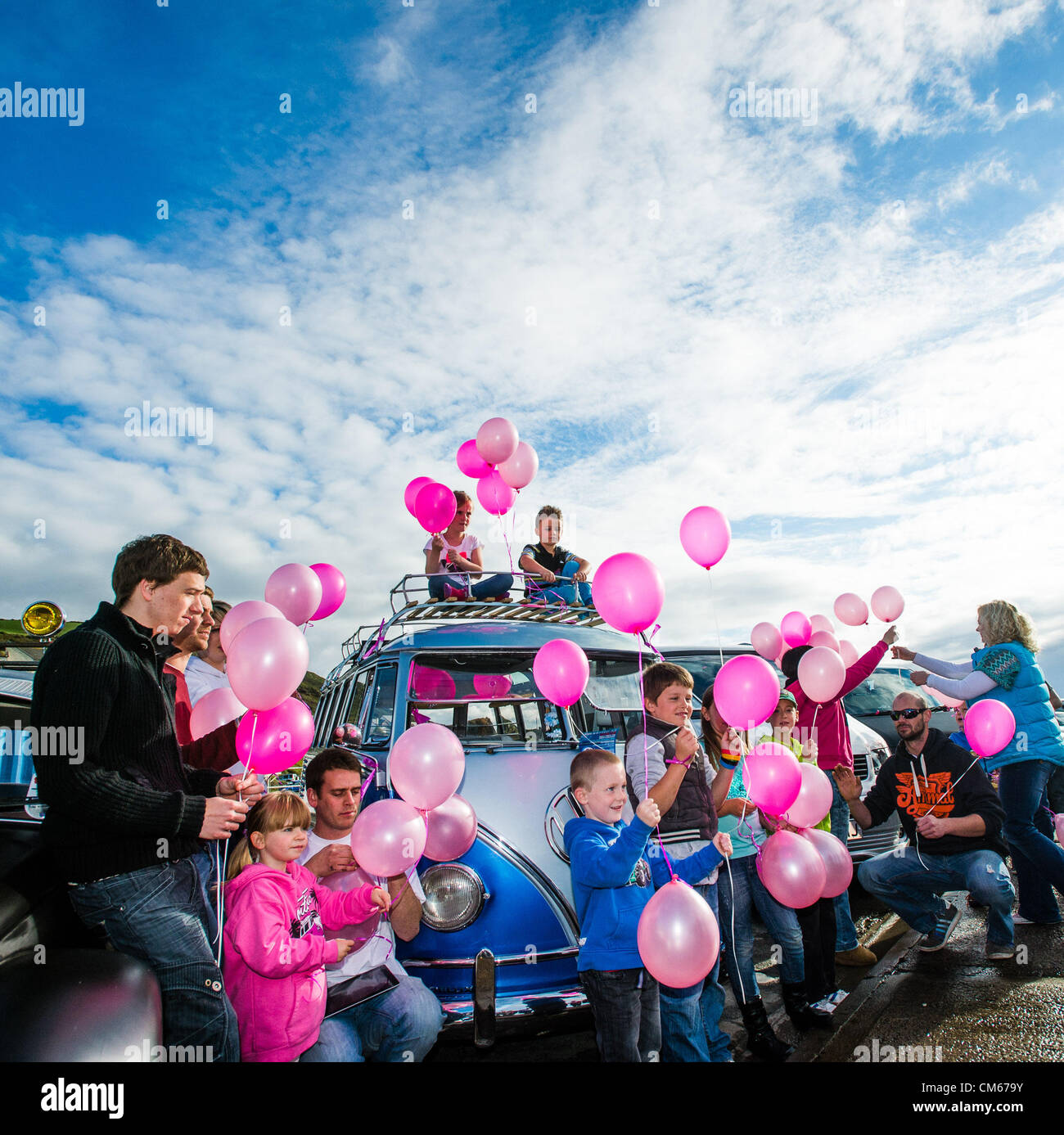 Sonntag 14 Okt Aberystwyth Wales UK A Konvoi von 23 klassische Volkswagen Wohnmobile und Autos, darunter eine sehr seltene 1960 Samba Wohnmobil Wert von mehr als £100.000, aus dem ganzen Süden abstammen im Konvoi auf der Promenade in Aberystwyth Wales um Unterstützung für die Kampagne zu zeigen und zur Steigerung der Mittel für die April Jones Suche Freiwilligen. Stockfoto