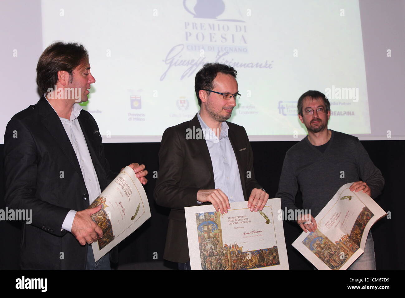 Sonntag, 14. Oktober 2012 - Legnano, Mailand, Italien: 30. Poetry Prize Stadt von Legnano - Joseph Tirinnanzi und der Preisverleihung mit vielen neuen Features präsentiert. Als erstes die neue Heimat, dann der Volksabstimmung, dann die Preise zu den Karrieren. Vom linken Italo Testa, Guido Mazzoni, Andrea Inglese. Stockfoto Sonntag, 14. Oktober 2012 - Legnano, Mailand, Italien: 30. Poetry Prize Stadt von Legnano - Joseph Tirinnanzi und der Preisverleihung mit vielen neuen Features präsentiert. Als erstes die neue Heimat, dann der Volksabstimmung, dann die Preise zu den Karrieren. Vom linken Italo Testa, Guido Mazzoni, Andrea Inglese. Stockfoto