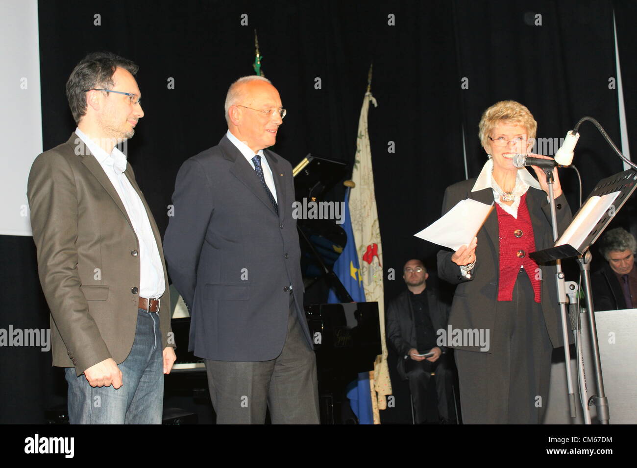 Sonntag, 14. Oktober 2012 - Legnano, Mailand, Italien: 30. Poetry Prize Stadt von Legnano - Joseph Tirinnanzi und der Preisverleihung mit vielen neuen Features präsentiert. Als erstes die neue Heimat, dann der Volksabstimmung, dann die Preise zu den Karrieren. Gewinner Guido Mazzoni Stockfoto Sonntag, 14. Oktober 2012 - Legnano, Mailand, Italien: 30. Poetry Prize Stadt von Legnano - Joseph Tirinnanzi und der Preisverleihung mit vielen neuen Features präsentiert. Als erstes die neue Heimat, dann der Volksabstimmung, dann die Preise zu den Karrieren. Gewinner Guido Mazzoni Stockfoto