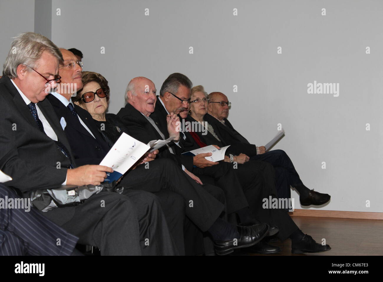 Sonntag, 14. Oktober 2012 - Legnano, Mailand, Italien: 30. Poetry Prize Stadt von Legnano - Joseph Tirinnanzi und der Preisverleihung mit vielen neuen Features präsentiert. Als erstes die neue Heimat, dann der Volksabstimmung, dann die Preise zu den Karrieren. Stockfoto Sonntag, 14. Oktober 2012 - Legnano, Mailand, Italien: 30. Poetry Prize Stadt von Legnano - Joseph Tirinnanzi und der Preisverleihung mit vielen neuen Features präsentiert. Als erstes die neue Heimat, dann der Volksabstimmung, dann die Preise zu den Karrieren. Stockfoto