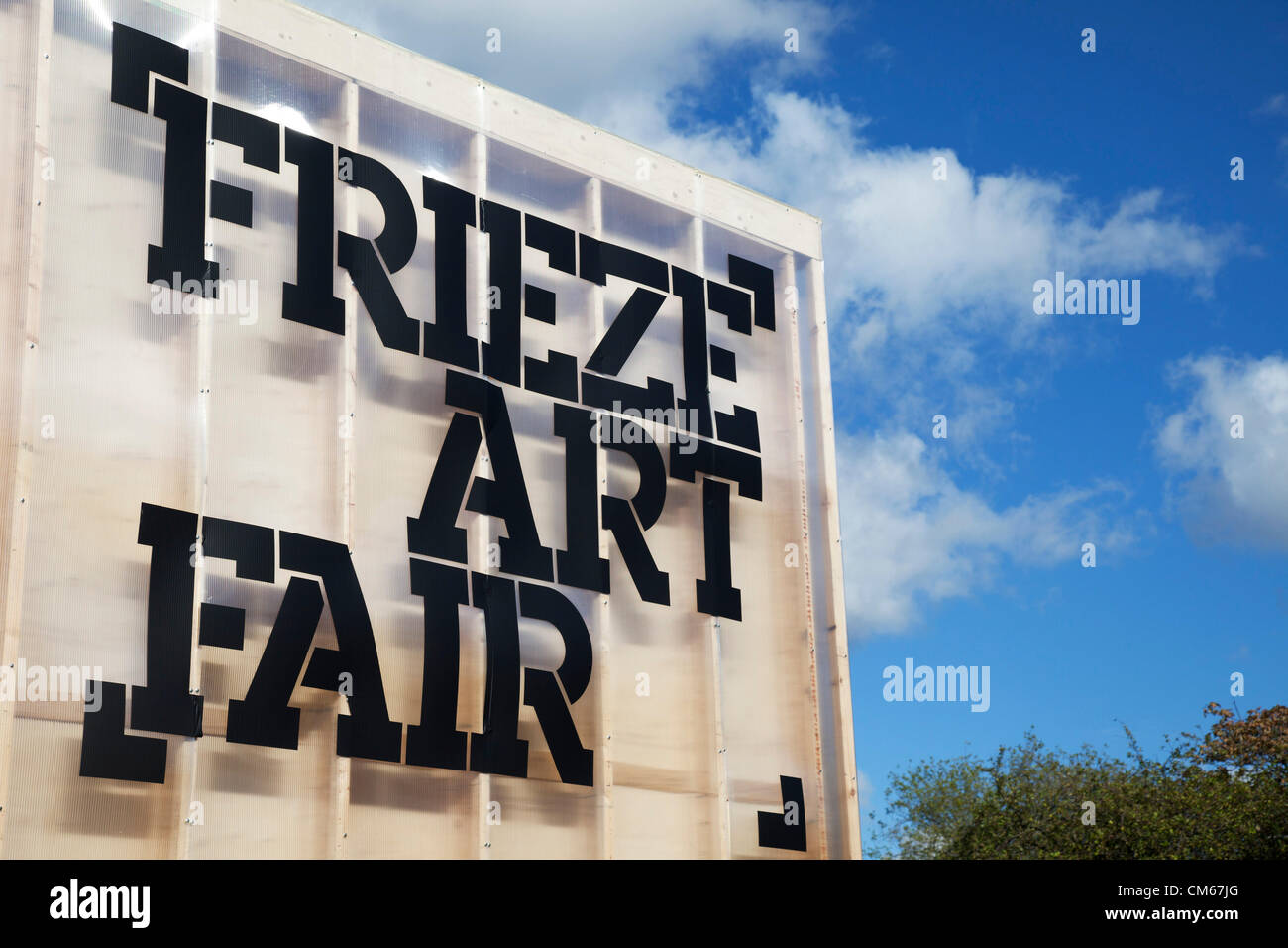 Besucher und Aussteller auf die vielen Galerien auf der Frieze Art Fair 2012 ausstellen. Diese Kunstmesse ist für die Arbeit am oberen Ende der internationalen Gegenwartskunst mit vielen bekannten Künstlern auf Show von vielen der weltweit die meisten renommierten Händler. Stockfoto