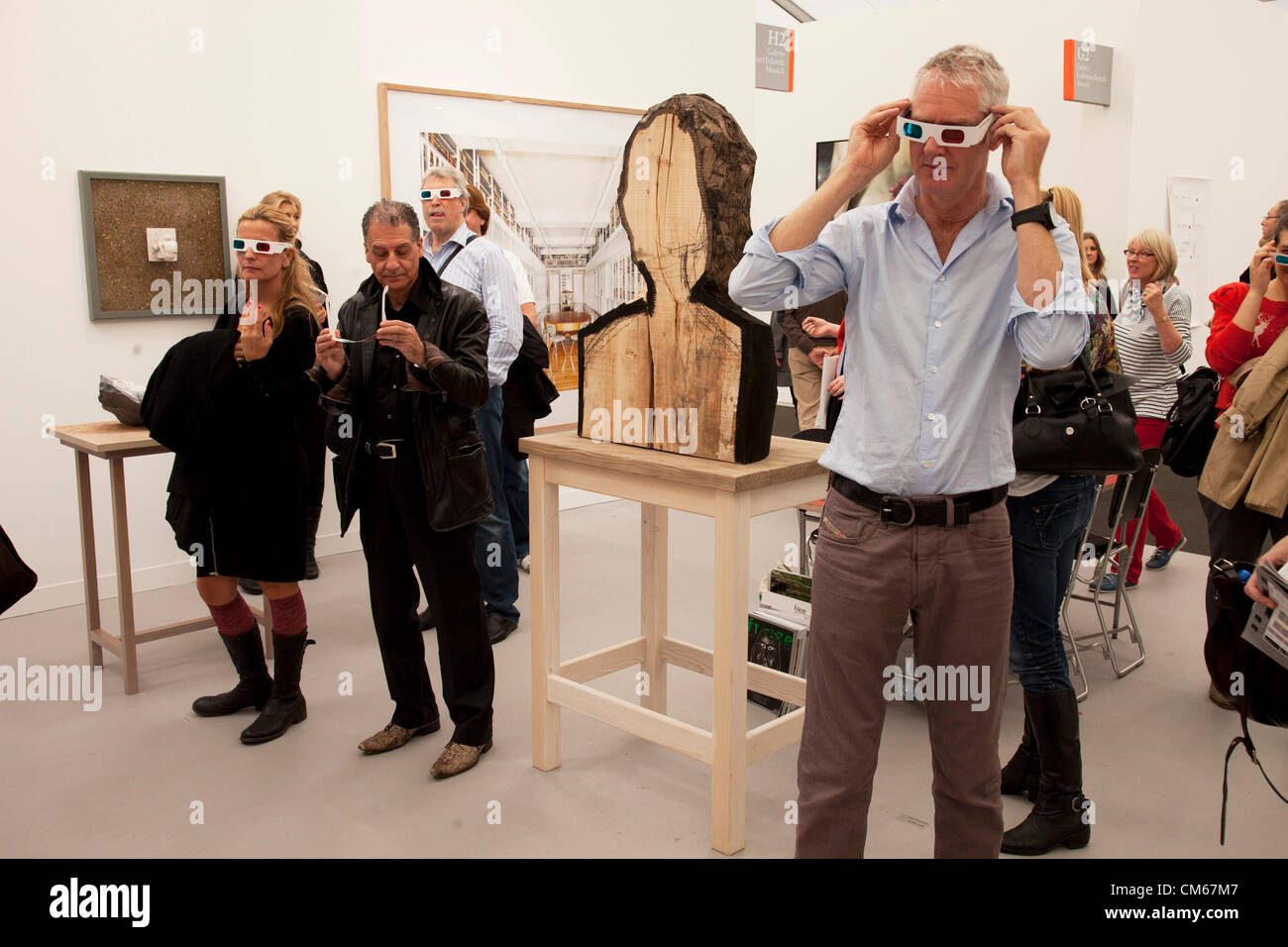 3D Brille. Besucher und Aussteller auf die vielen Galerien auf der Frieze Art Fair 2012 ausstellen. Diese Kunstmesse ist für die Arbeit am oberen Ende der internationalen Gegenwartskunst mit vielen bekannten Künstlern auf Show von vielen der weltweit die meisten renommierten Händler. Stockfoto