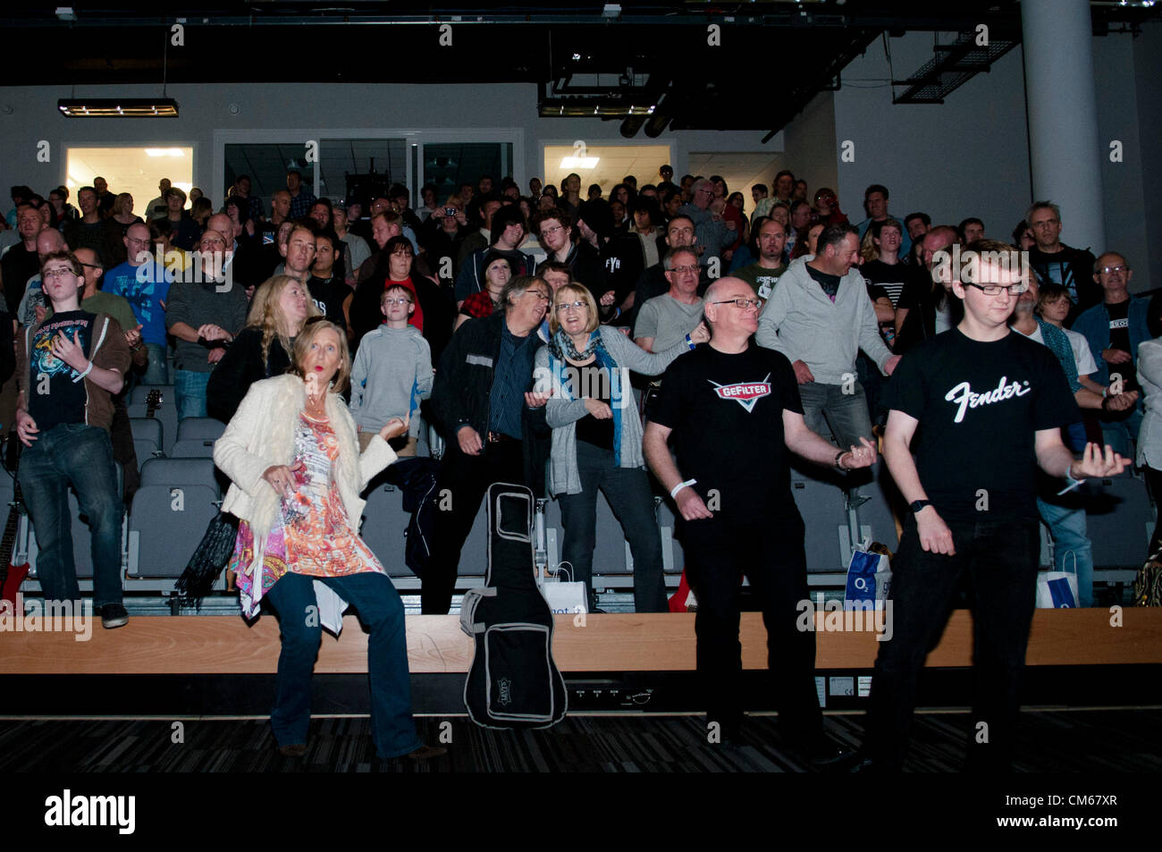 Coventry, Vereinigtes Königreich. "Anschlagen ein Akkords für einen guten Zweck" Veranstaltung am Sonntag, 14. Oktober 2012 in der Ricoh Arena Coventry England UK die Veranstaltung zugunsten der Childline, war ein Versuch, einen Weltrekord für das größte e-Gitarren-Ensemble. Das Ensemble wurde von Slade Gitarrist Dave Hill geleitet. Stockfoto