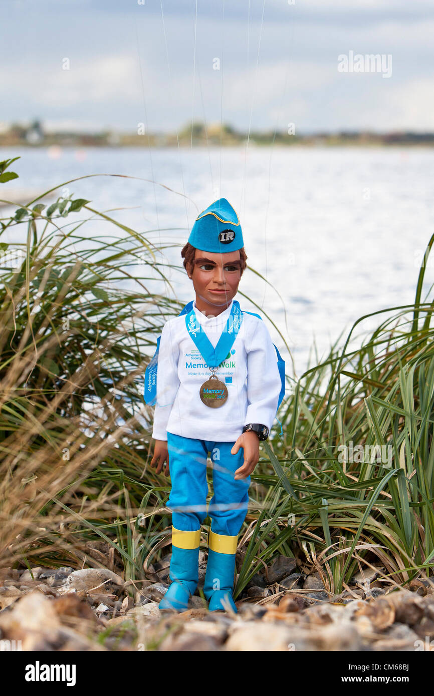 Thunderbirds Charakter Virgil Tracy trat der Alzheimer Gesellschaft endgültig Memory Walk des Jahres am Samstag am Eton Dorny See in Windsor.     Jamie Anderson, Sohn des Thunderbirds Schöpfer Gerry Anderson, wurde an die gesponserte Wanderung am Samstag zur Unterstützung seines Vaters teilnehmen, die im Sommer enthüllt, was er an Alzheimer litt.    Virgil Marionette und Mitglieder von Fanderson, die offizielle Anerkennung Gesellschaft Gerrys Arbeit trat andere "Speicher Wanderer" zur Unterstützung der Nächstenliebe zu Fuß 16 km rund um das Olympic Rowing Centre. Stockfoto