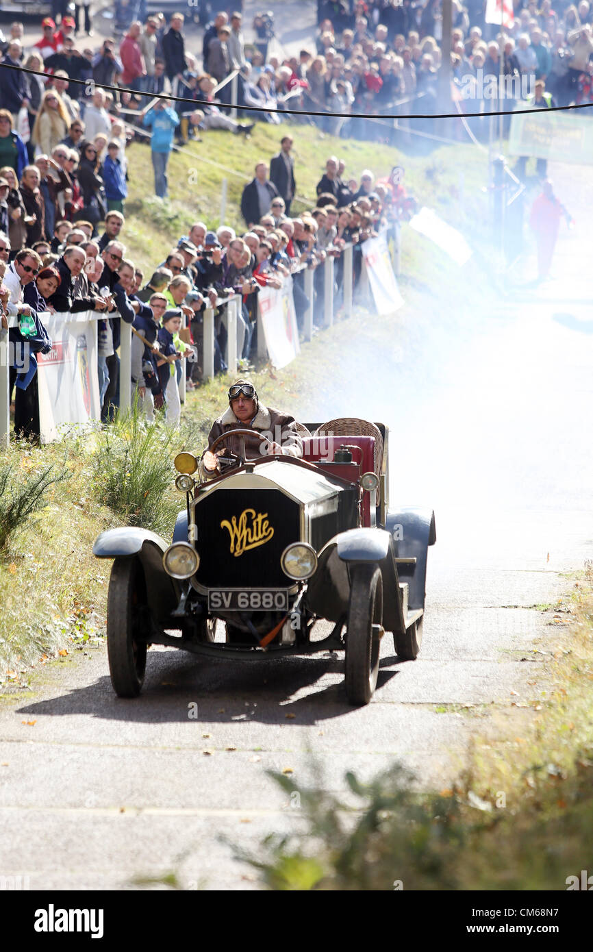 14. Oktober 2012 - eine Palette von Fahrzeugen, einschließlich der Formel1 wurden F5000, GTs und Tourenwagen und Gruppe B Rallye-Autos im Brooklands Museum heute als Teil der Herbst Motorsport Day 2012. Zuschauer hatten die seltene Gelegenheit zu sehen und zu hören, die Fahrzeuge aus nächster Nähe. Eine große Menschenmenge versammelt, um die Sammlung von modernen und klassischen Karten zu schätzen wissen.  Foto zeigt, dass Autos auf der Brooklands Hügel testen. Stockfoto
