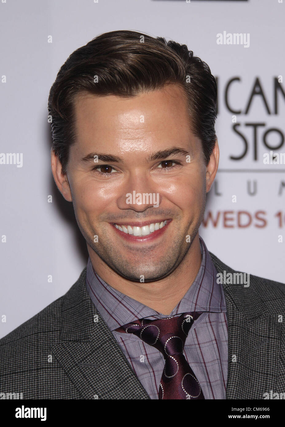 13. Oktober 2012 - Hollywood, Kalifornien, USA - Andrew Rannells kommt zur Premiere des FX "American Horror Story: Asyl" im Studio Paramount Theater. (Kredit-Bild: © Lisa O'Connor/ZUMAPRESS.com) Stockfoto