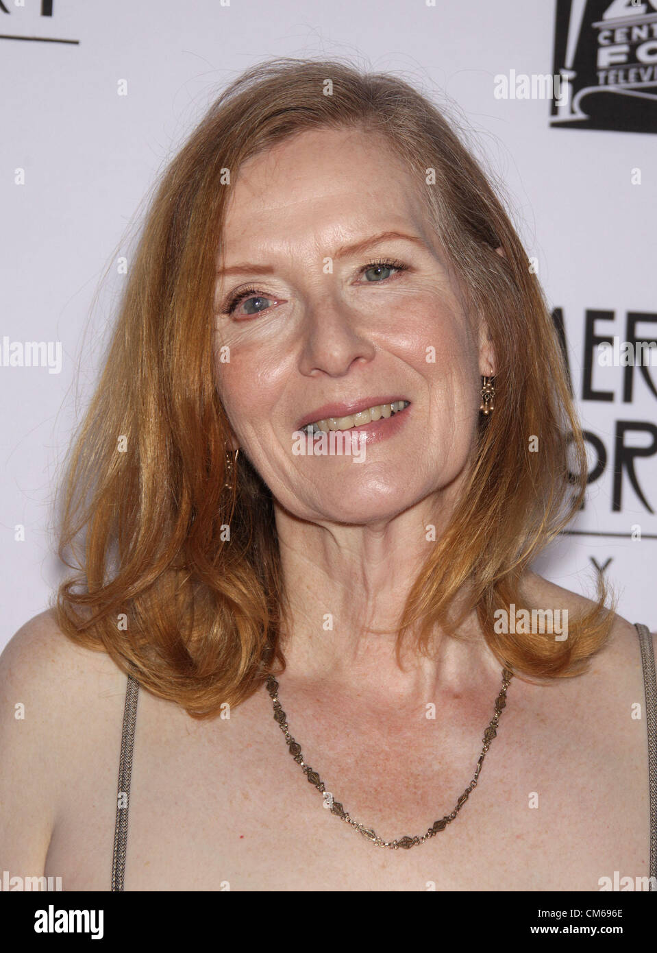 13. Oktober 2012 - Hollywood, Kalifornien, USA - Frances Conroy kommt für die Premiere des FX "American Horror Story: Asyl" im Studio Paramount Theater. (Kredit-Bild: © Lisa O'Connor/ZUMAPRESS.com) Stockfoto