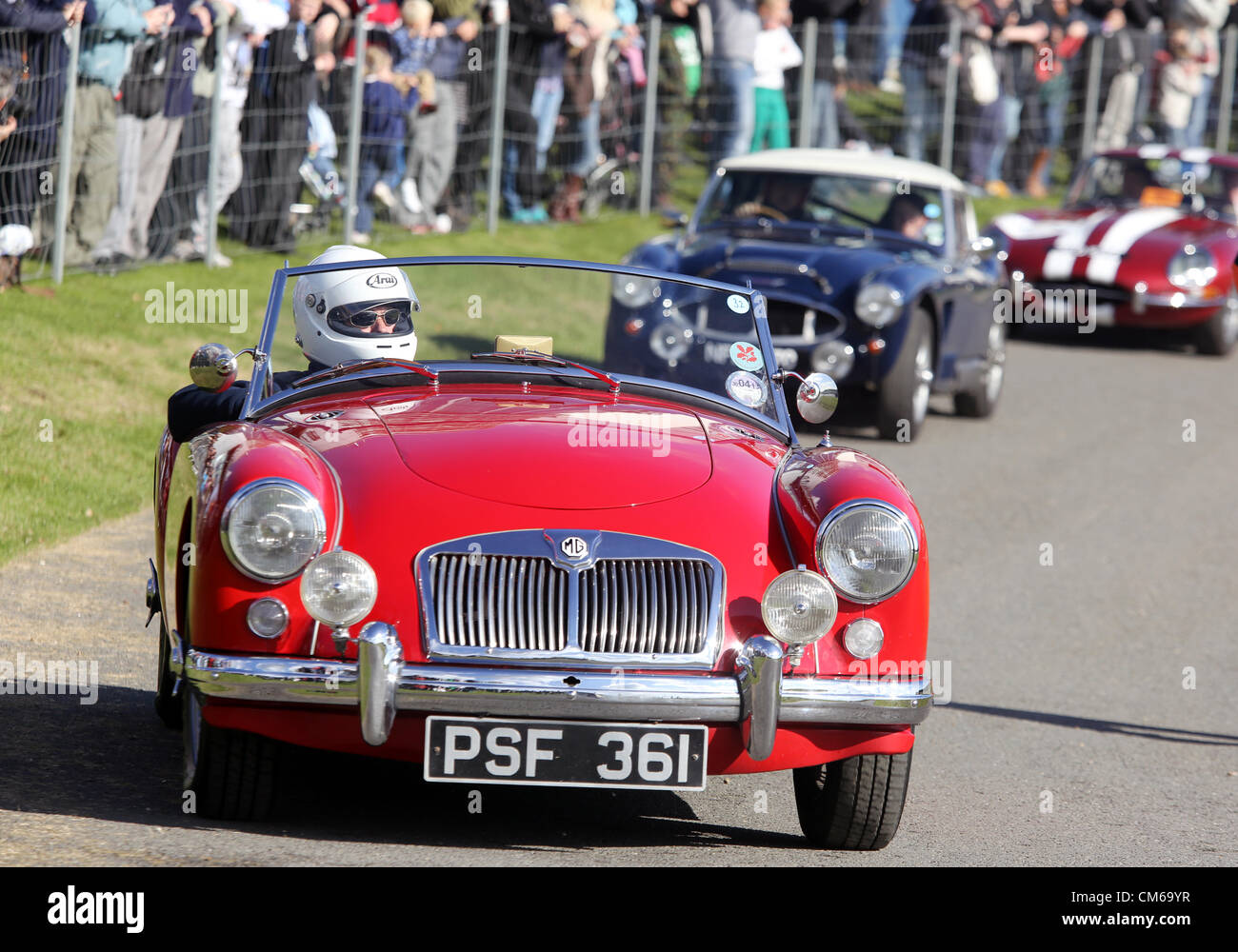 14. Oktober 2012 - eine Palette von Fahrzeugen, einschließlich der Formel1 wurden F5000, GTs und Tourenwagen und Gruppe B Rallye-Autos im Brooklands Museum heute als Teil der Herbst Motorsport Day 2012. Zuschauer hatten die seltene Gelegenheit zu sehen und zu hören, die Fahrzeuge aus nächster Nähe. Eine große Menschenmenge versammelt, um die Sammlung von modernen und klassischen Karten zu schätzen wissen.  Fotos zeigen Autos Gefahren auf Mercedes-Benz Welt. Stockfoto