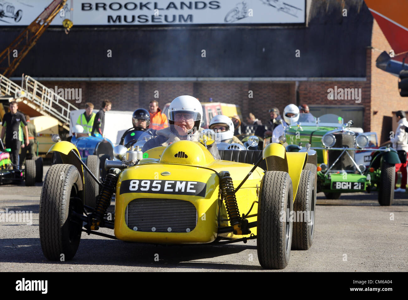 14. Oktober 2012 - eine Palette von Fahrzeugen, einschließlich der Formel1 wurden F5000, GTs und Tourenwagen und Gruppe B Rallye-Autos im Brooklands Museum heute als Teil der Herbst Motorsport Day 2012. Zuschauer hatten die seltene Gelegenheit zu sehen und zu hören, die Fahrzeuge aus nächster Nähe. Eine große Menschenmenge versammelt, um die Sammlung von modernen und klassischen Karten zu schätzen wissen. Stockfoto