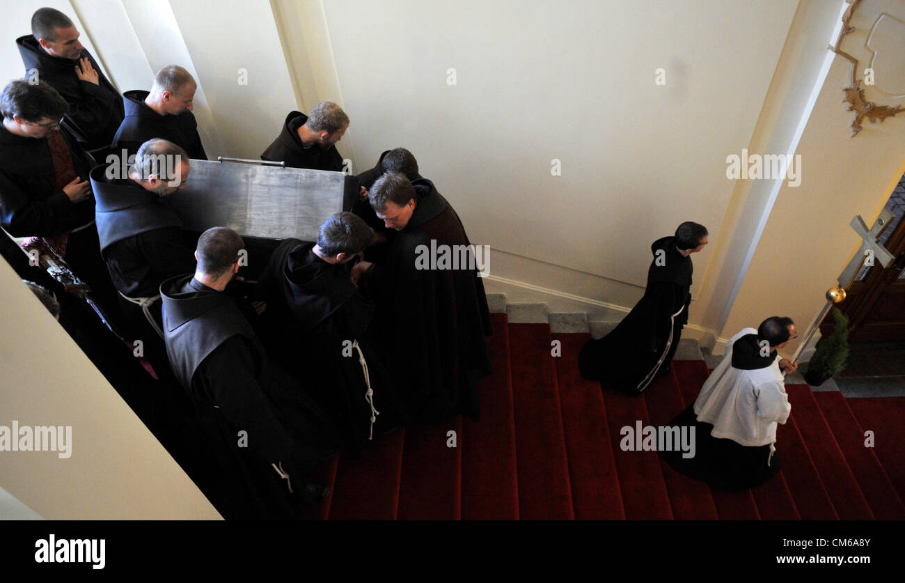 Bleiernen Kasten mit Reliquien der vierzehn Franziskaner abgebildet in Prag, Tschechische Republik, 13. Oktober 2012. Vierzehn Franziskanermönche, die wurden gefoltert, zu Tode im 17. Jahrhundert wurden im Rahmen einer Feierstunde mit einer Masse von Kardinal Angelo Amato, ein Vertreter des Vatikans, in St Vitus Cathedral auf der Prager Burg gefeiert seliggesprochen. Dies ist die erste Seligsprechung in der Erzdiözese Prag gewesen. Die Gruppe von 14 Franziskaner aus verschiedenen europäischen Ländern, einschließlich der französischen, niederländischen, deutschen und Italienern, wurden geschickt, nach Prag, die überwiegend evangelisch war dann Anfang der Stockfoto