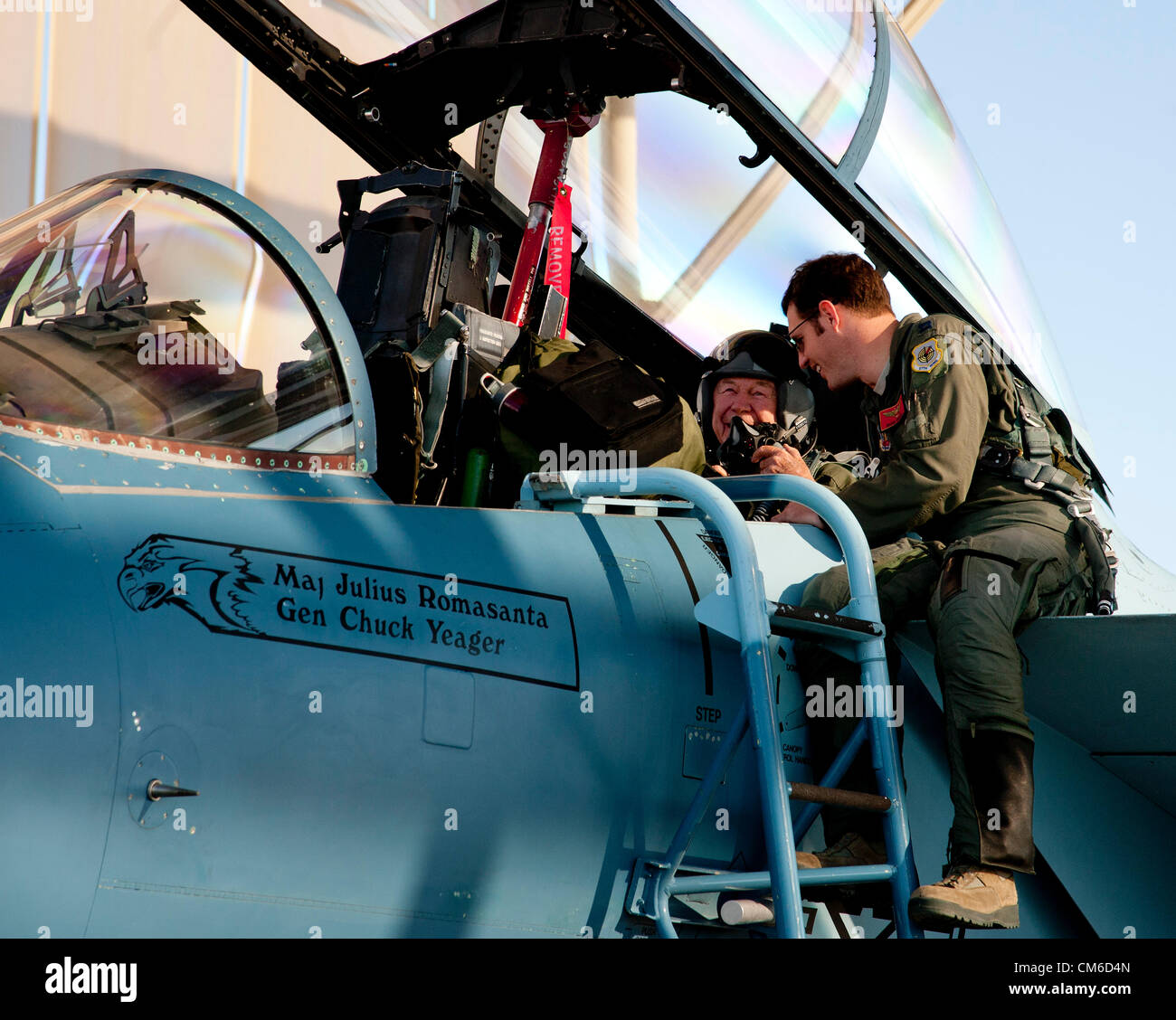 Bereiten Sie ehemaliger United States Air Force Major General Chuck Yeager, 89, mit Air Force pilot Captain David Vincent für ihren Flug in einem Kampfflugzeug F - 15D Eagle anlässlich des 65. Jahrestages des Werdens die erste Person, die Schallmauer 14. Oktober 2012, Nellis Air Force Base, Nevada. 1947 brach Yeager die Schallmauer in einem Bell XS-1 Rakete Forschung Flugzeug namens glamourösen Werner. Stockfoto