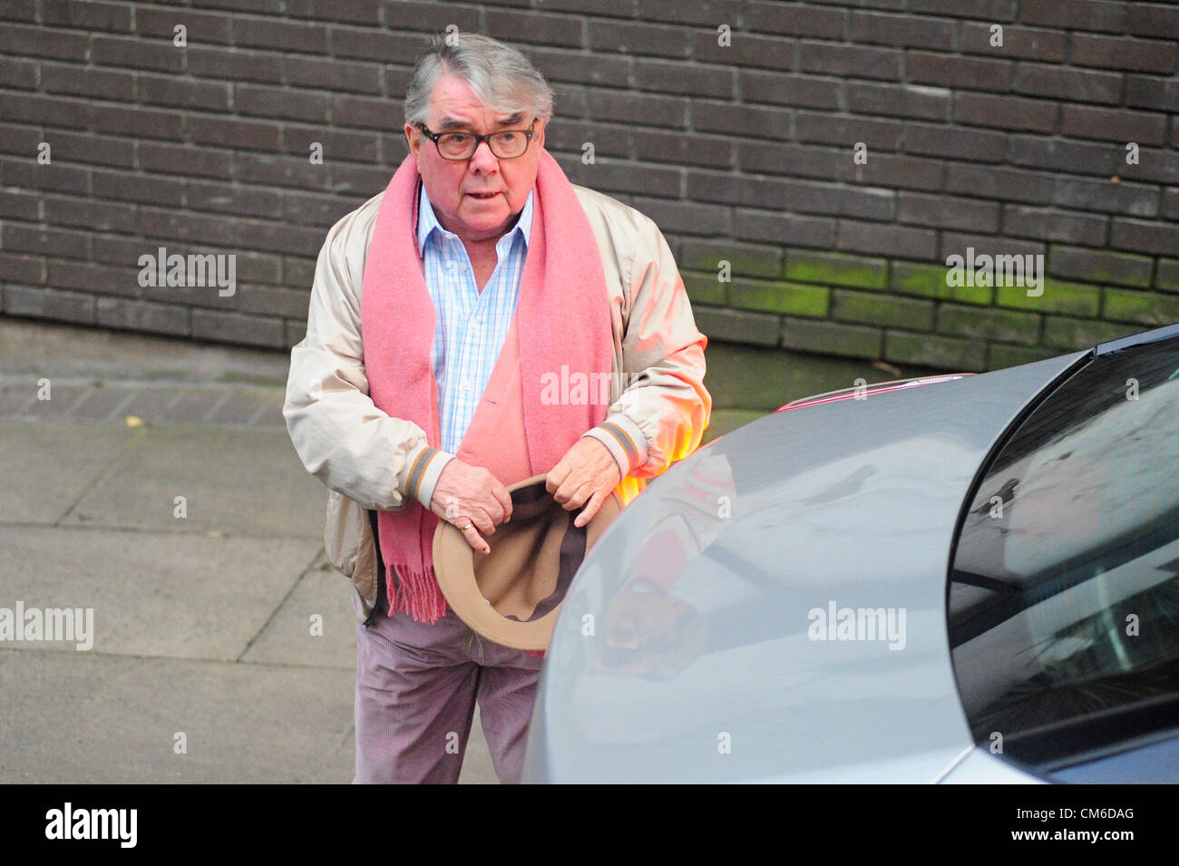 RONNIE CORBETT Ankunft am ITV StudiosSouth Bank London am 15. Oktober 2012 für die Aufnahme der Graham Norton show Stockfoto