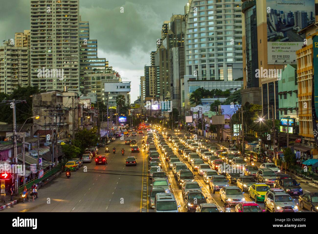 27. September 2012 sammeln über die Kreuzung Asoke Soi 21 und Sukhumvit Road in Bangkok, Thailand - Bangkok, Thailand - Gewitterwolken. Mit etwa 12 Millionen Einwohnern ist Bangkok eine der am schnellsten wachsenden Städte der Welt. (Bild Kredit: Jack Kurtz/ZUMAPRESS.com ©) Stockfoto