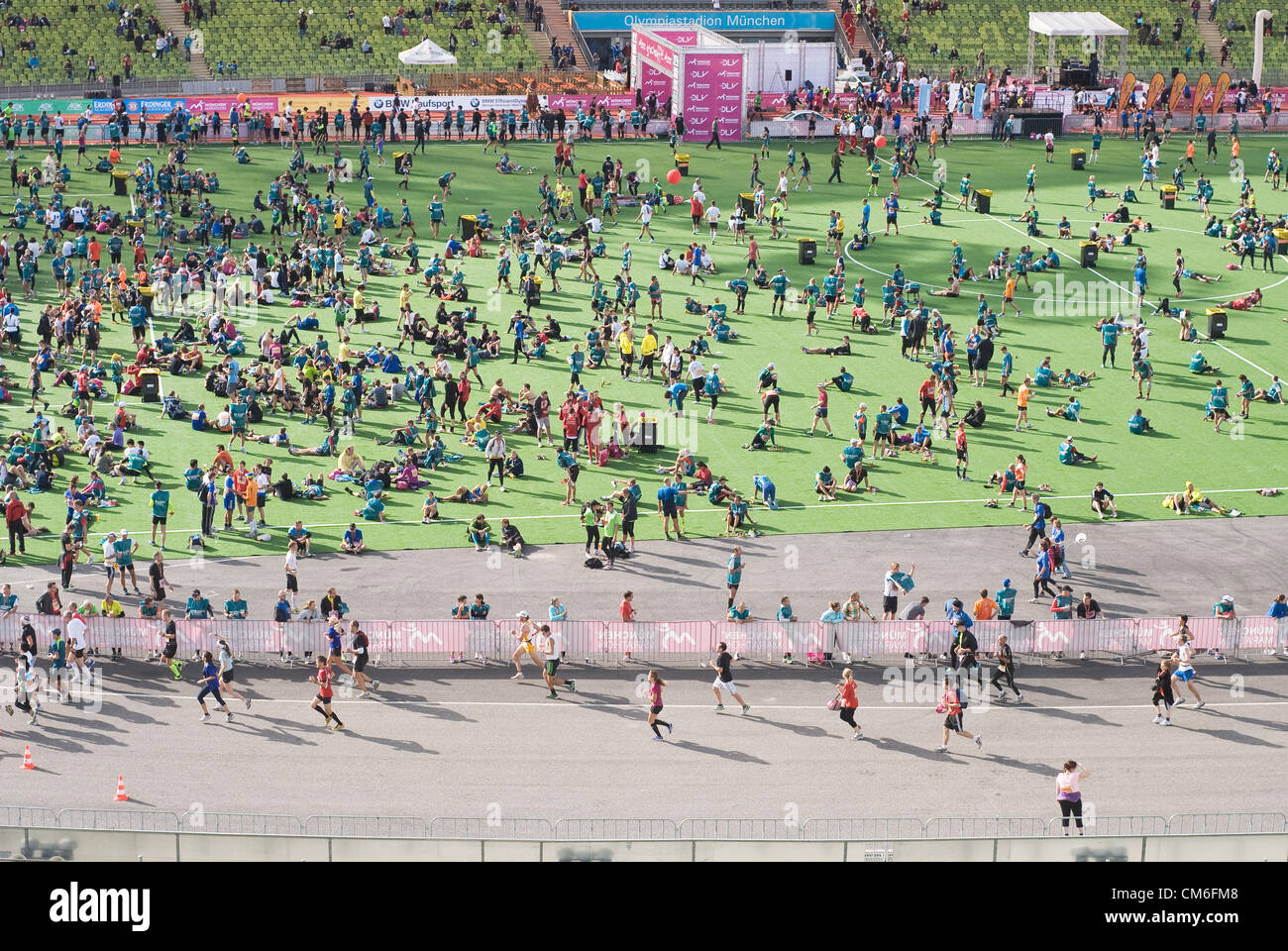 München, Deutschland – 14. Oktober: Am Sonntag nahmen mehr als 18.000 aktive Läufer an 27. München Marathon. Mehr als 100.000 Zuschauer versammelt entlang der Strecke bei sonnigem Wetter 14. Oktober 2012 in München. Stockfoto
