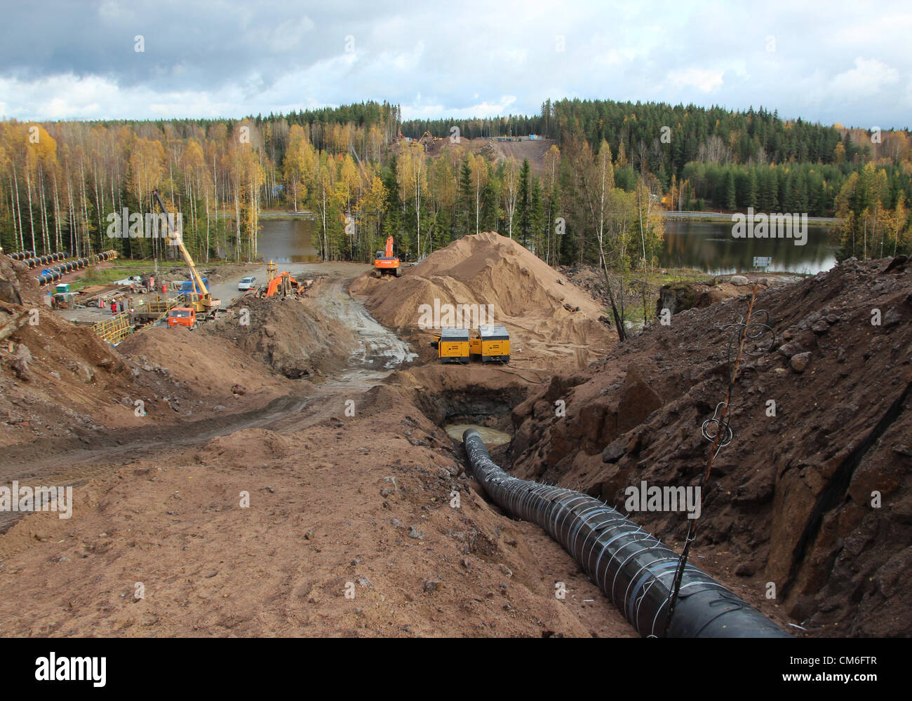 11. Oktober 2012 - Gebiet Leningrad, Russland - Oktober 11,2012.Leningrad Region Russlands. Im Bild: Bau des Tunnels unter dem Saimaa-Kanal für die Verlegung der Linie 2 der Nord Stream-Gaspipeline. Die Küste des Saimaa-Kanals. (Kredit-Bild: © PhotoXpress/ZUMAPRESS.com) Stockfoto