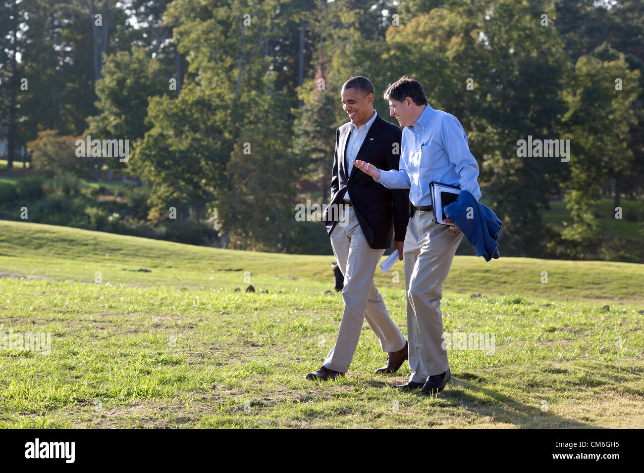 US-Präsident Barack Obama mit Stabschef Jack Lew während einer Pause von Debatte Vorbereitungen 14. Oktober 2012 in Williamsburg, Virginia geht. Die zweite Präsidentschafts-Debatte wird am 16. Oktober stattfinden. Stockfoto