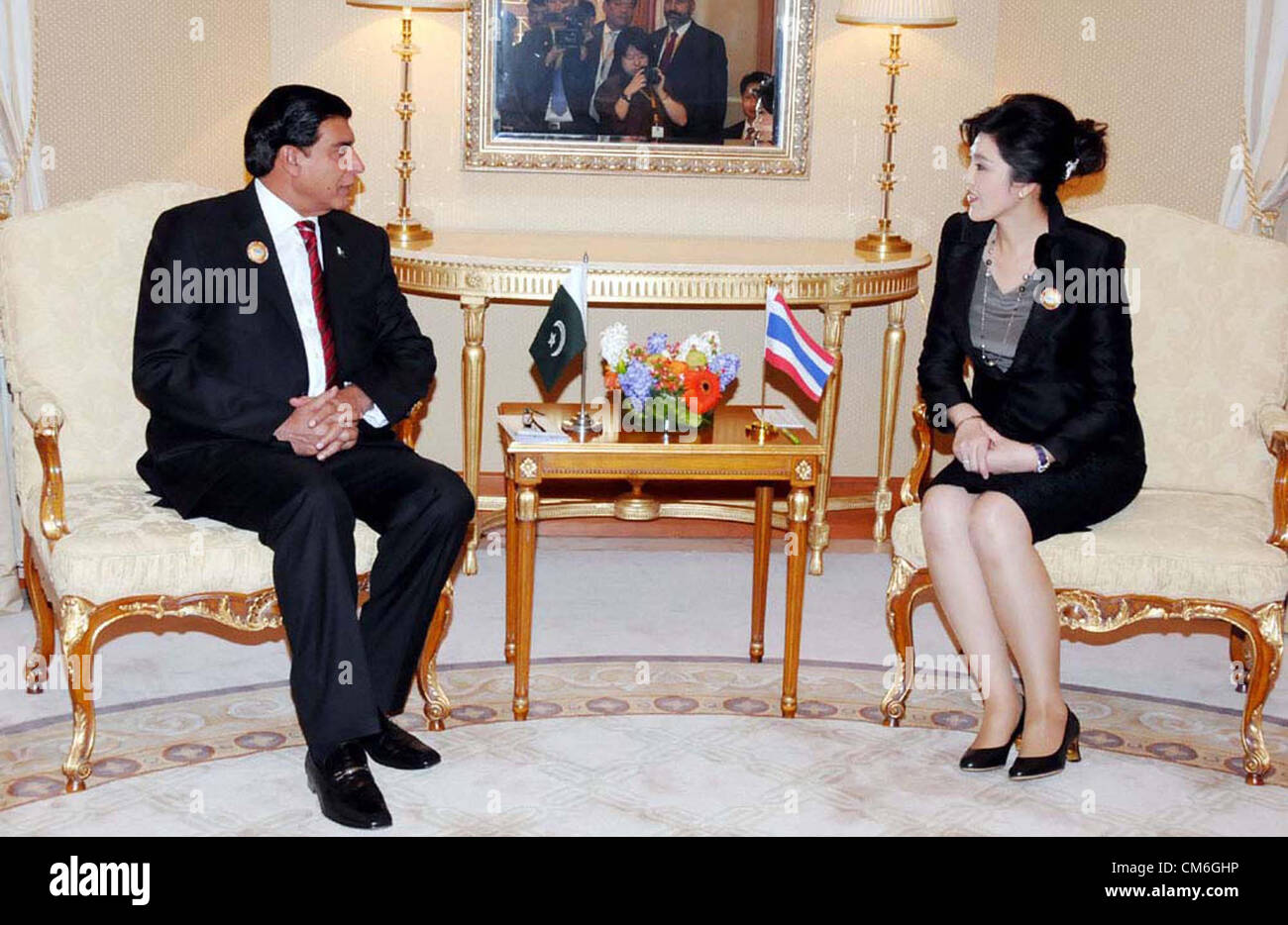 Premierminister von Pakistan, tauscht Raja Pervez Ashraf Ansichten mit Yingluck Shinawatra, Ministerpräsident des Königreichs Thailand während der Tagung an der Seitenlinie des asiatischen Zusammenarbeit Dialog (ACD) Gipfel im Bayan Palace in Kuwait-Stadt am Dienstag, 16. Oktober 2012 Stockfoto