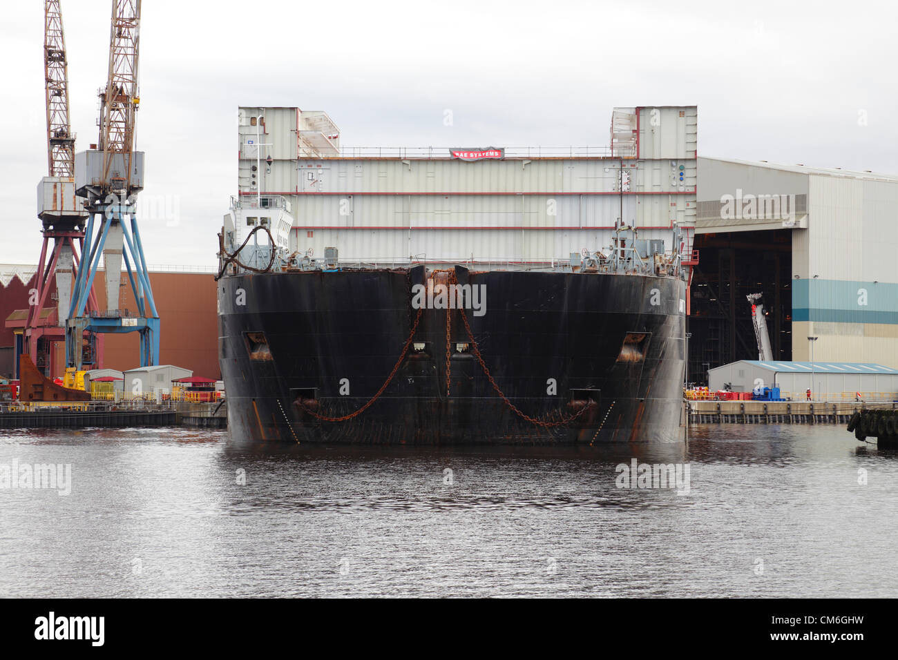 BAE Systems Shipyard, Govan, Glasgow, Dienstag, 16th. Oktober 2012. Ein fertiggefertigter Rumpfabschnitt des Flugzeugträgers HMS Queen Elizabeth wurde auf den Barge Amt Trader auf dem Fluss Clyde verladen Stockfoto