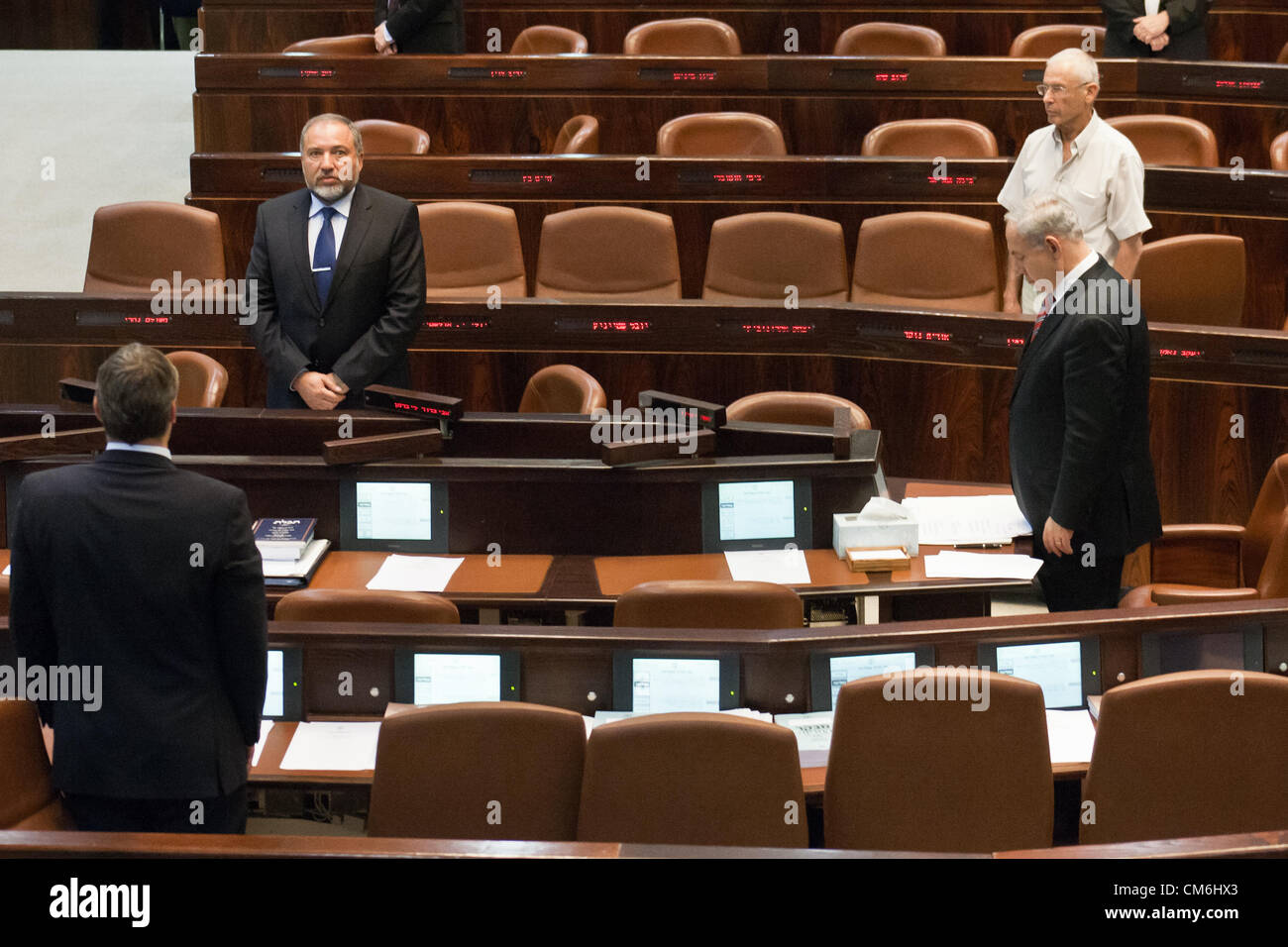 Knesset-Abgeordneten stehen mit zur Erinnerung an ermordete schließlich "Gandhi" gesenkten Köpfen Ze'evi. Unten rechts PM Benjamin Netanyahu, oben rechts Ze'ev Binyamin beginnen, oben links FM Avigdor Lieberman. Jerusalem, Israel. 16. Oktober 2012.  Knesset Plenum hält Sondertagung Gedenken an Moskau "Gandhi" Ze'evi, ehemaliger militärischer General und MK, ermordet 17. Oktober 2001 durch Hamdi Quran der Volksfront zur Befreiung Palästinas. Stockfoto