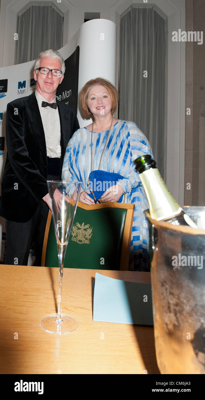 Hilary Mantel Gewinner von The Man Booker Prize 2012 für bringen bis der Körper mit Stuhl von Richter Sir Peter Stothard in The Guildhall, London 16. Oktober 2012. Stockfoto Hilary Mantel Gewinner von The Man Booker Prize 2012 für bringen bis der Körper mit Stuhl von Richter Sir Peter Stothard in The Guildhall, London 16. Oktober 2012. Stockfoto