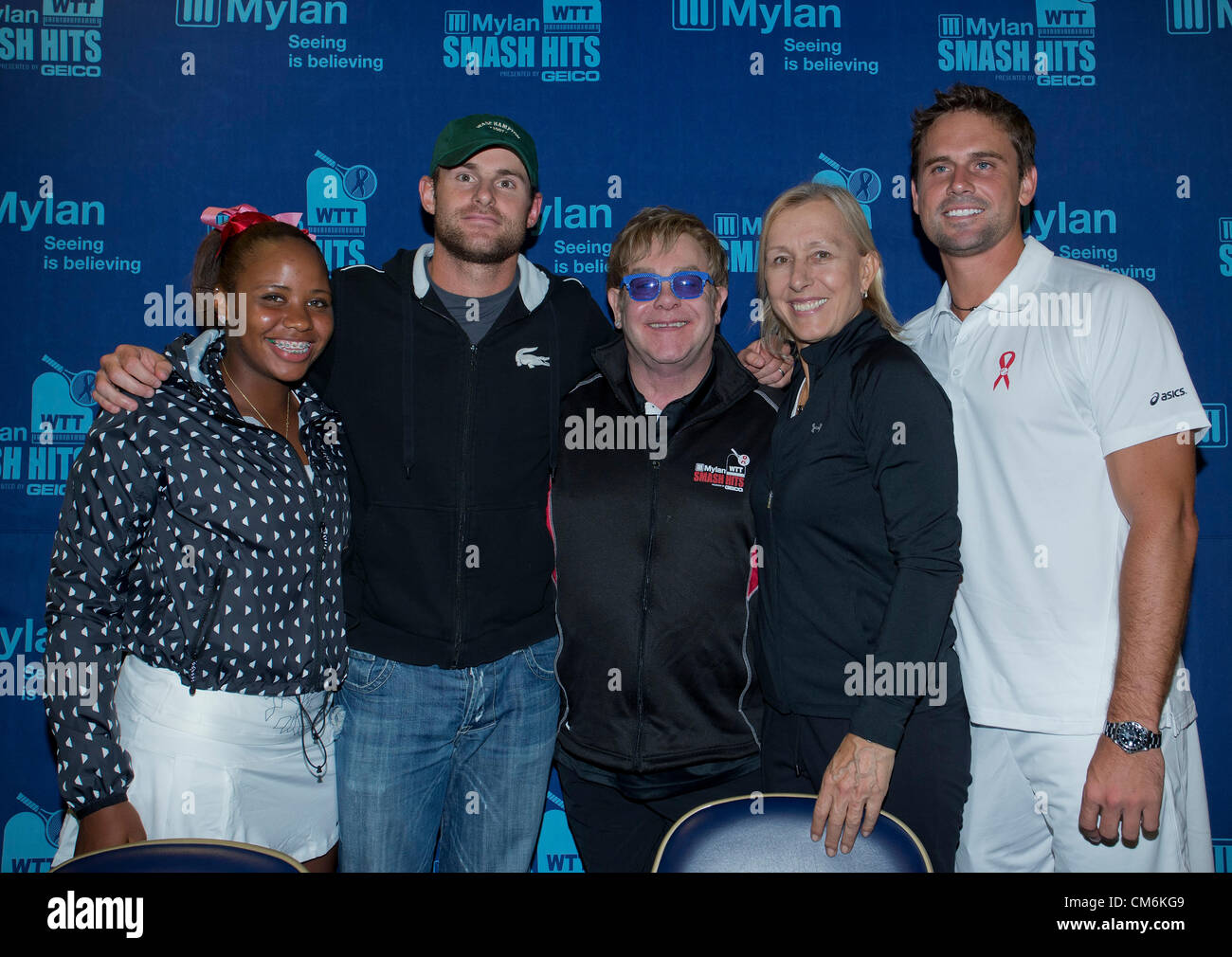 16. Oktober 2012 - Pittsburgh, Pennsylvania, USA - Team Elton: Weltweit Nummer eins Junior Tennisspieler, Taylor Townsend (USA), Andy Roddick (USA), Sir Elton John, Martina Navratiova und Jan-Michael Gambill (USA) auf die 2012 Mylan WTT-Smash-Hits. Die Mylan World Team Tennis Smash Hits Charity Night gepaart Legenden des Spiels mit aktuellen Stars für eine hochkarätig besetzte Spendenaktion für AIDS. (Kredit-Bild: © Fred Mullane/ZUMAPRESS.com) Stockfoto