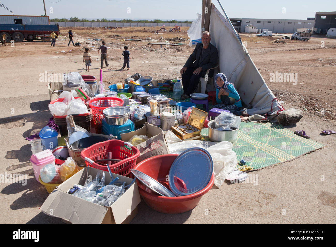 Azaz, Syrien. 17. Oktober 2012. Eine Mann und Frau Arbeit zu verkaufen waren im syrischen Flüchtlingslager nahe der Grenze mit der Türkei in A'zaz, Syrien am 17. Oktober 2012. Stockfoto