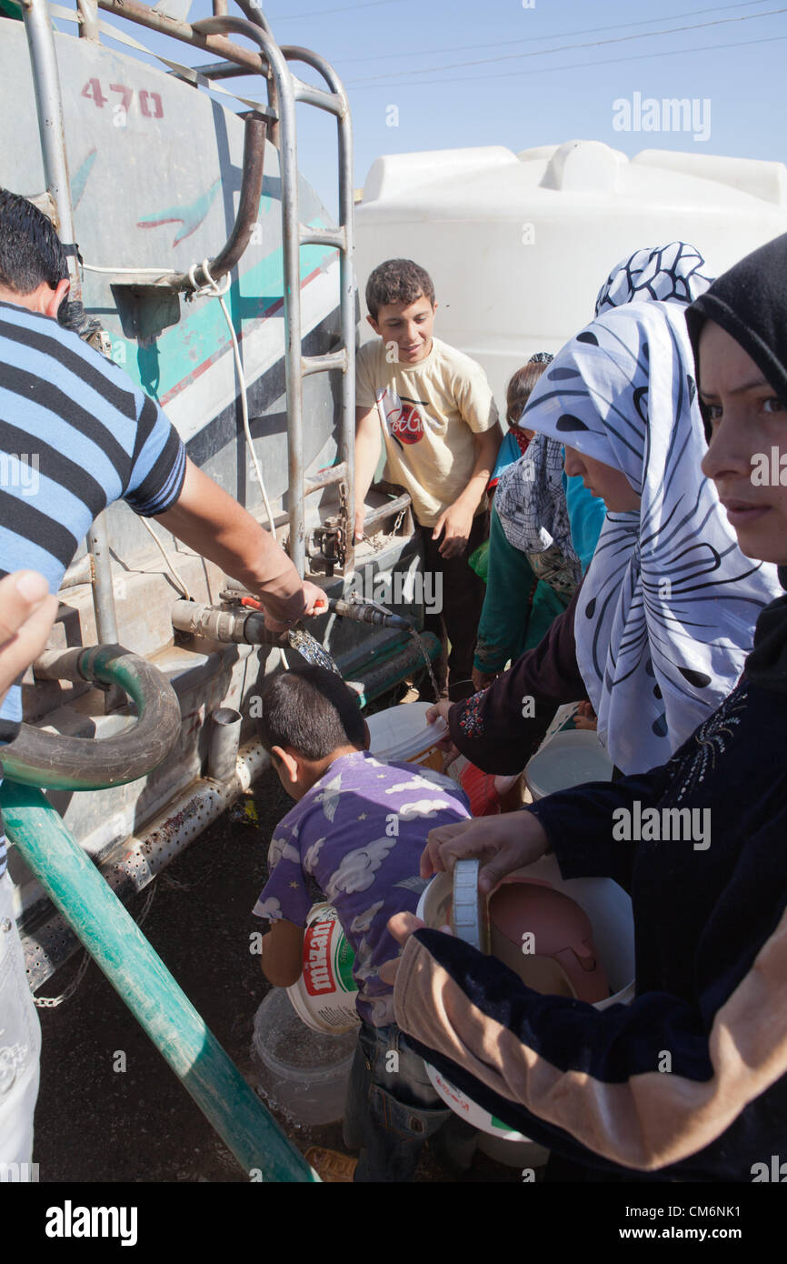 Azaz, Syrien. 17. Oktober 2012. Menschen sammeln Wasser von einem Lastwagen an der syrischen Flüchtlingslager an der Grenze mit der Türkei in A'zaz, Syrien am 17. Oktober 2012. Stockfoto