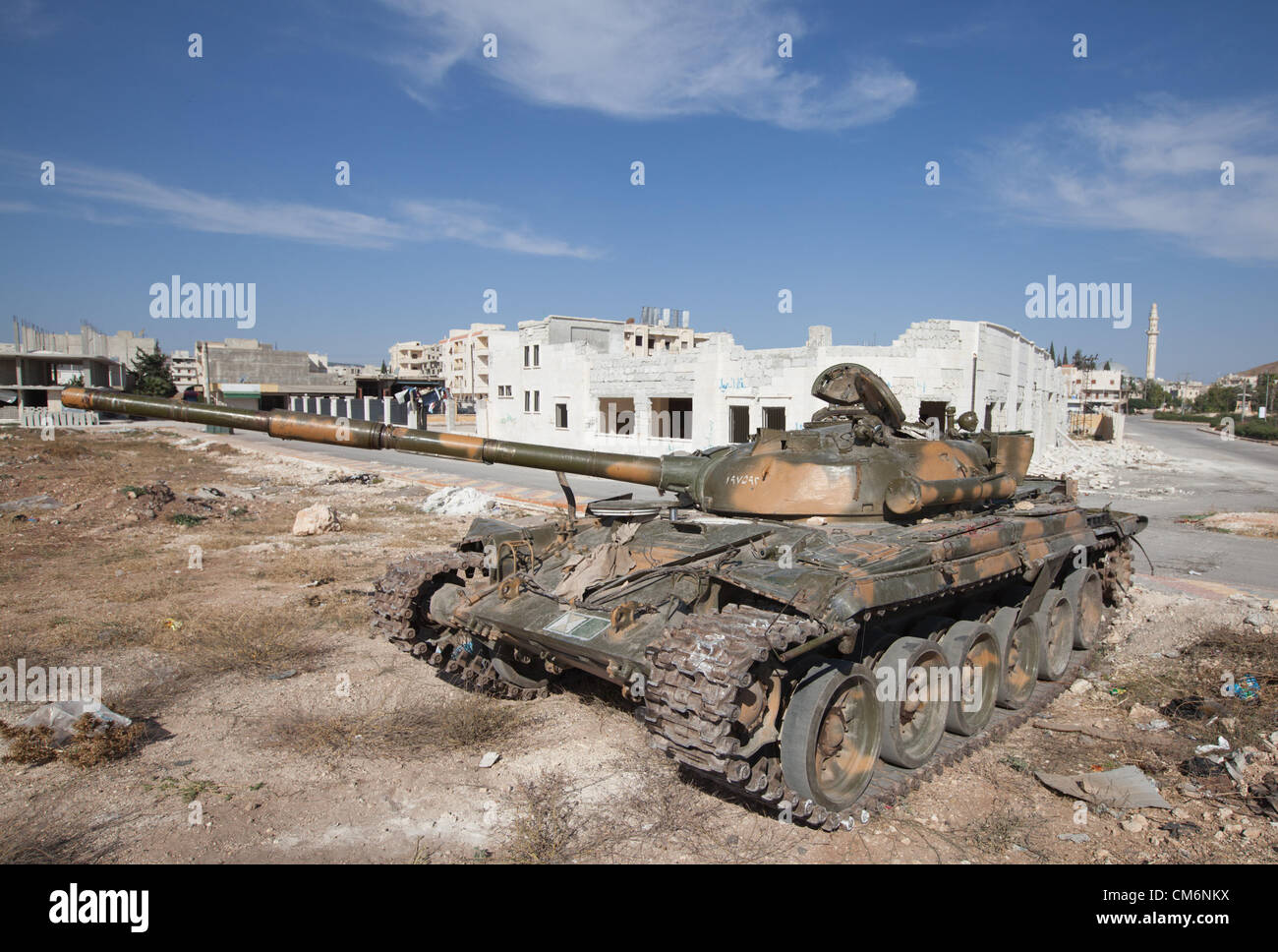 Azaz, Syrien. 17. Oktober 2012. Ein beschädigten Panzer parkt in der Nähe von MIG bombardierten Gebäude in A'zaz, Syrien am 17. Oktober 2012. Bildnachweis: PixelPro / Alamy Live News Stockfoto