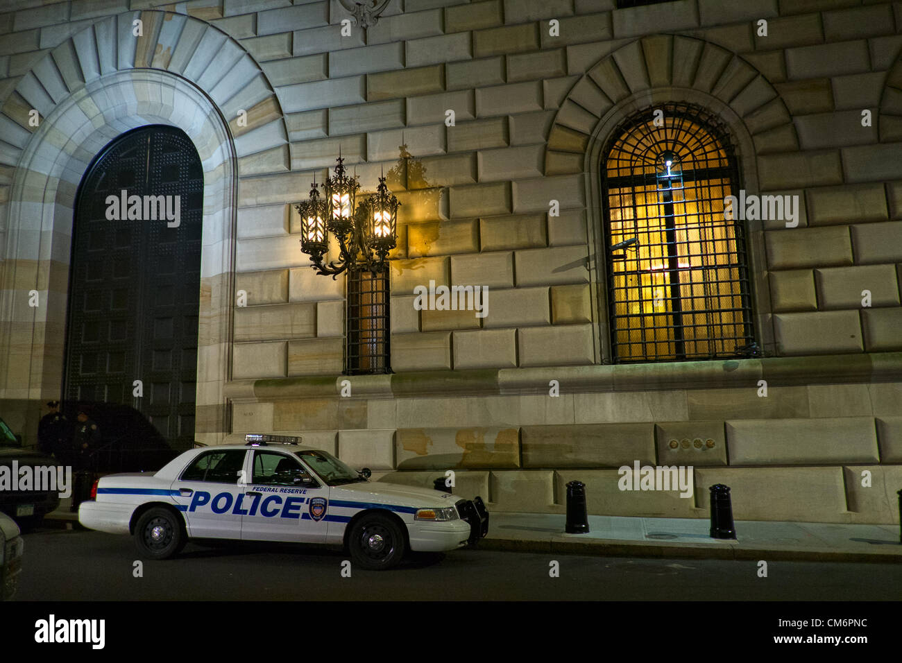 New York, NY, 17. Oktober 2012. Leuchten für innen und New York City Polizei Wache außerhalb der Federal Reserve Bank of New York, Stunden, nachdem die Behörden angekündigt, dass die Verhaftung eines 21-Year-Old Bangladshi Mannes, Quazi Mohammed Rezwanul Ahsan Nafis, der angeblich versucht, auf den Weg was er glaubte, war eine Autobombe vor der Bank am Mittwoch, den 17. Oktober. Stockfoto