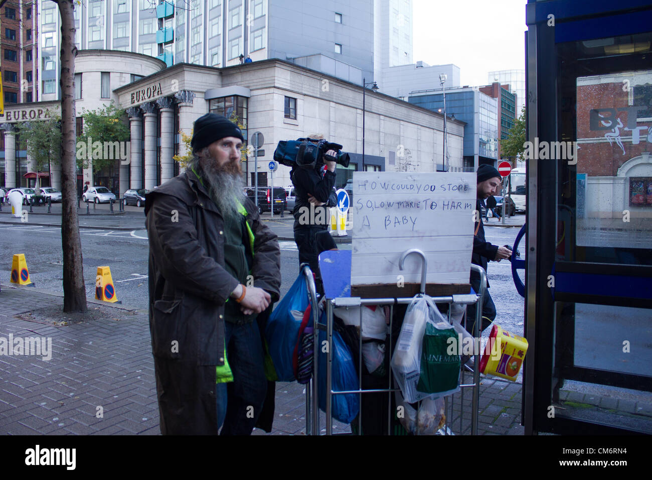 Belfast, UK. 18. Oktober 2012. Auch der Obdachlose protestiert bei bei der Eröffnung der Marie stopes Klinik in Belfast. Die Privatklinik, die heute eröffnet, bietet Abtreibungen unter das Gesetz in Nordirland. Stockfoto