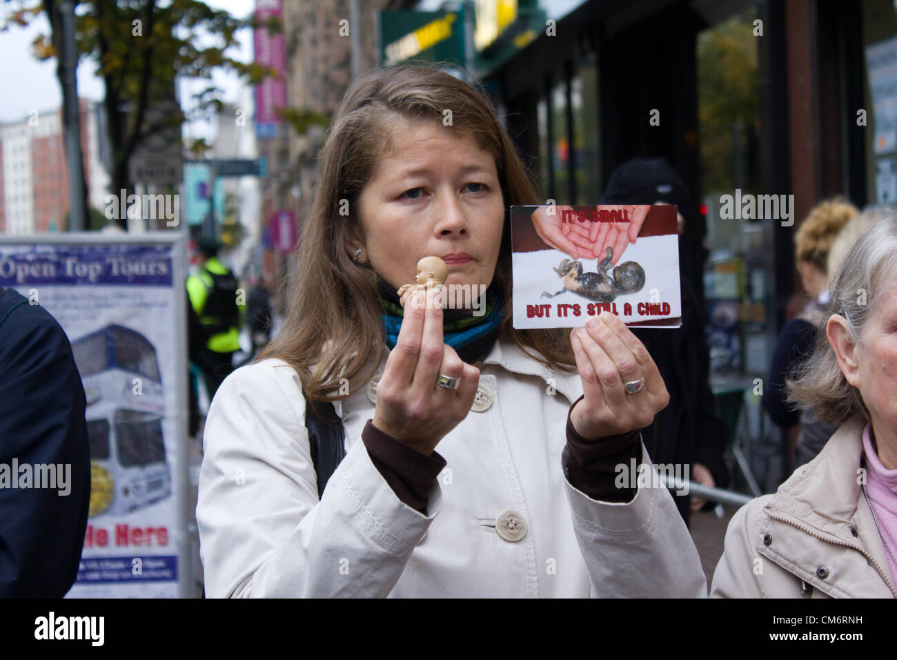 Belfast, UK. 18. Oktober 2012. Anti-Abtreibungs-Demonstranten bei der Eröffnung der Klinik Marie Stopes in Belfast, als erste Privatklinik in Nordirland zu Abtreibungen zu bieten. Die Klinik, die heute eröffnet, bietet das Gesetz in Nordirland Abtreibungen. Stockfoto