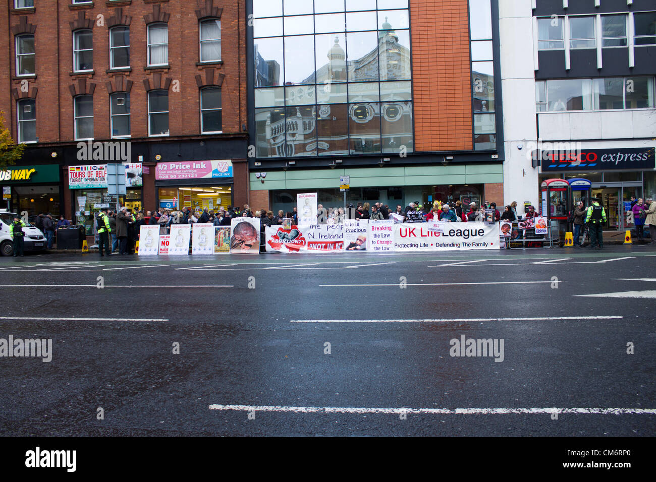 Belfast, UK. 18. Oktober 2012. Anti-Abtreibungs-Demonstranten bei der Eröffnung der Klinik Marie Stopes in Belfast, als erste Privatklinik in Nordirland zu Abtreibungen zu bieten. Die Klinik, die heute eröffnet, bietet das Gesetz in Nordirland Abtreibungen. Stockfoto