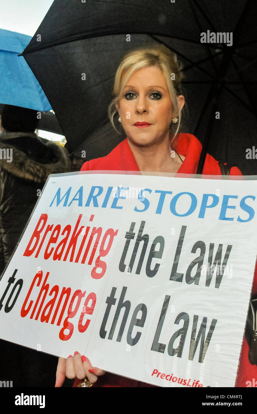 18/10/2012, Belfast - Bernadette (Bernie) Smyth von kostbaren Leben hält einen Banner behauptet, dass Marie Stopes wird brechen das Gesetz, außerhalb der Stätte der ersten Irischen private Abtreibung Klinik in Belfast. Stockfoto