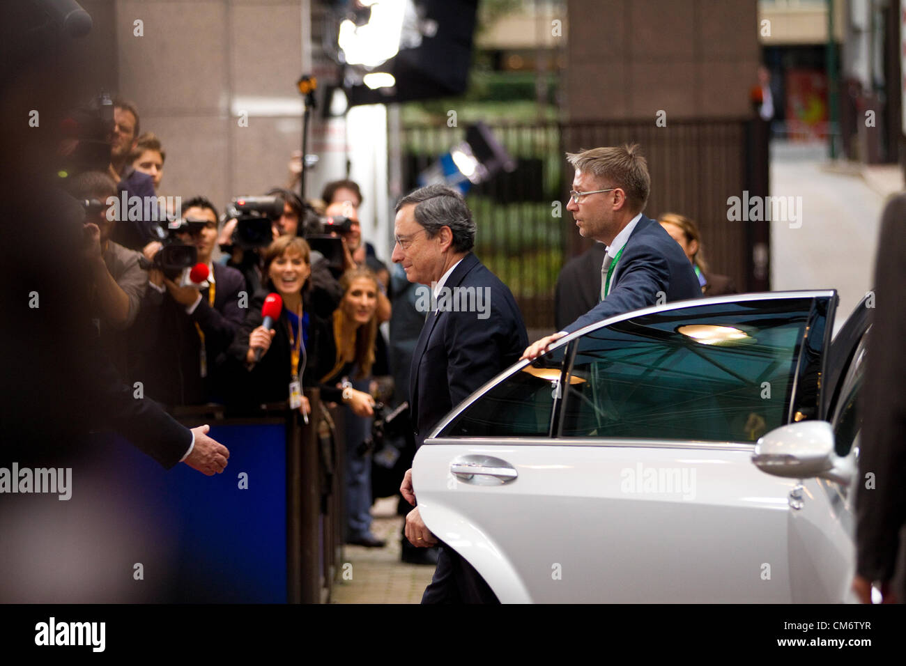 Mario Draghi, Präsident der Europäischen Zentralbank, die Ankunft in der Tagung des Europäischen Rates in Brüssel, Justus-Lipsius-Gebäude. Foto: Jeff Gilbert. 18.10.2012. Brüssel, Belgien. Stockfoto