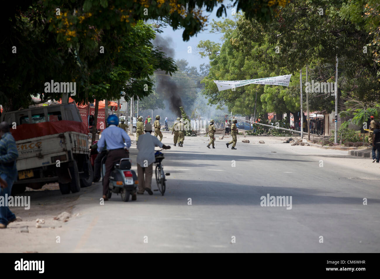 Darajani District, StoneTown, Sansibar, Tansania. 18. Oktober 2012. Zanzibari Militärpolizei auf den Straßen, die Niederschlagung der Proteste gegen das Verschwinden von Sheikh Farid Hadi Ahmed, Leiter des Forums islamische Wiederbelebung nach Gerüchten, dass die Polizei ihn in Gewahrsam haben. Bildnachweis: Alamy Live-Nachrichten Stockfoto