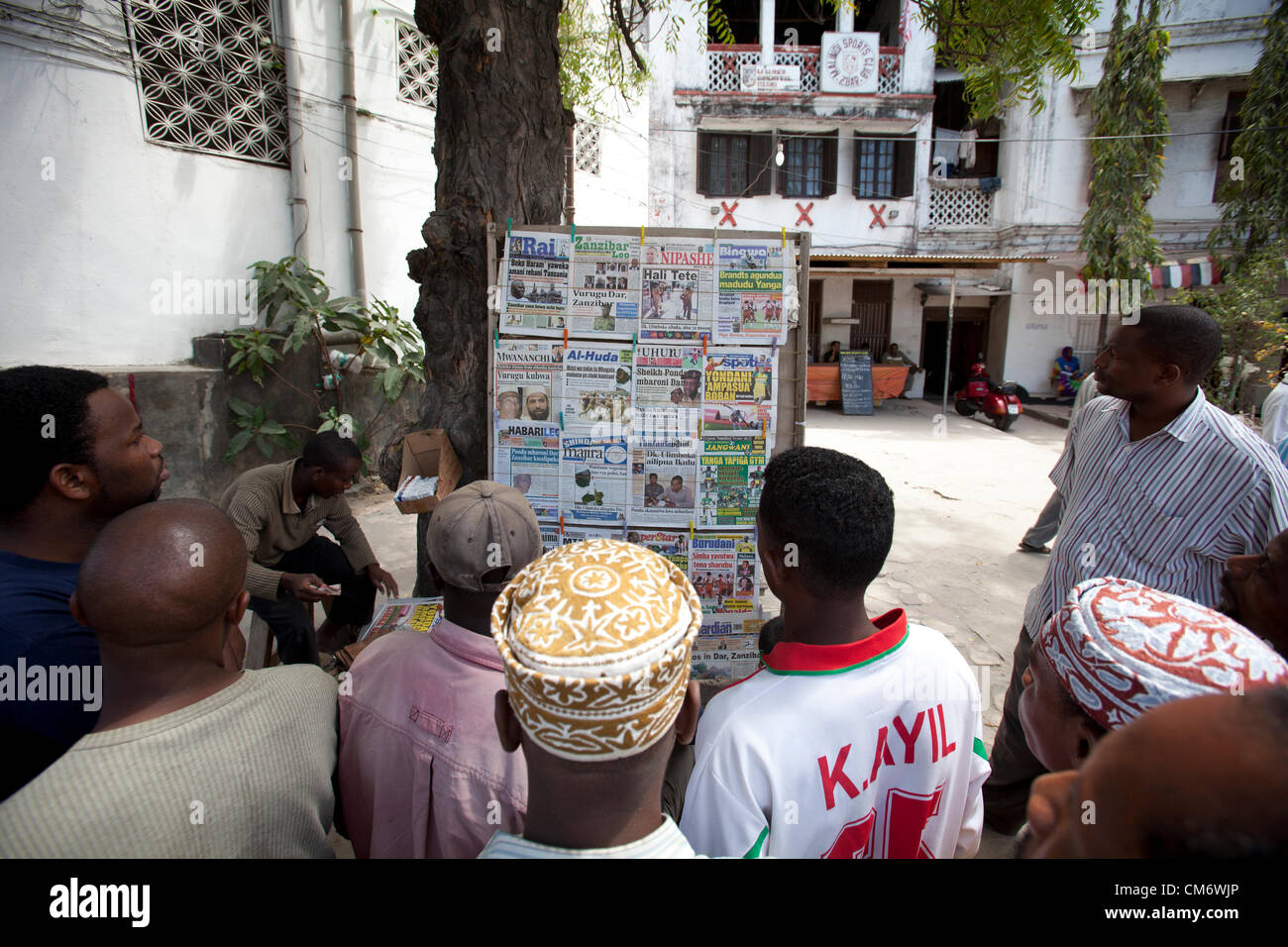 Darajani District, StoneTown, Sansibar, Tansania. 18. Oktober 2012. Sansibarischen Bewohner lesen die Titelseiten der tansanischen Zeitungen berichten Spannungen zwischen Demonstranten und der Behörden über die Verhaftung von Ponda Issa Ponda (Sekretär des Rates der Muslime Organisationen in Dar Es Salaam) und die angebliche Festnahme von Sheikh Farid Hadi Ahmed (Führer der islamischen Wiederbelebung Forum) auf Sansibar. Bildnachweis: Alamy Live-Nachrichten Stockfoto