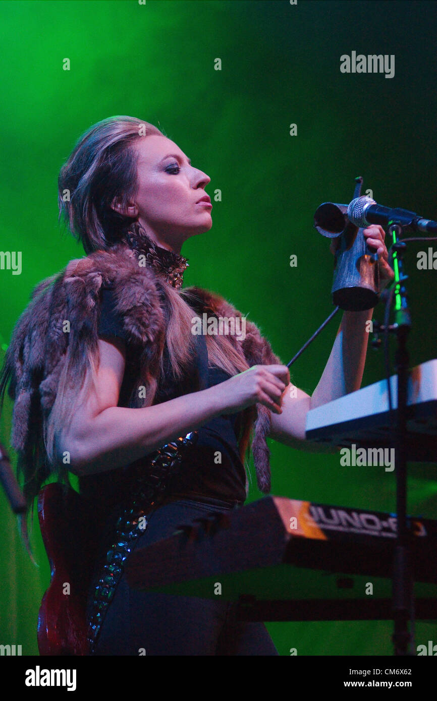 Sylver Zunge erklingt in der Eisenhütte in Inverness (UK) auf Freitag, 18. Oktober 12, das erste Datum Bat For Lashes, zu unterstützen, die derzeit ihr neues Album zu fördern ist, "The Haunted Man" Stockfoto