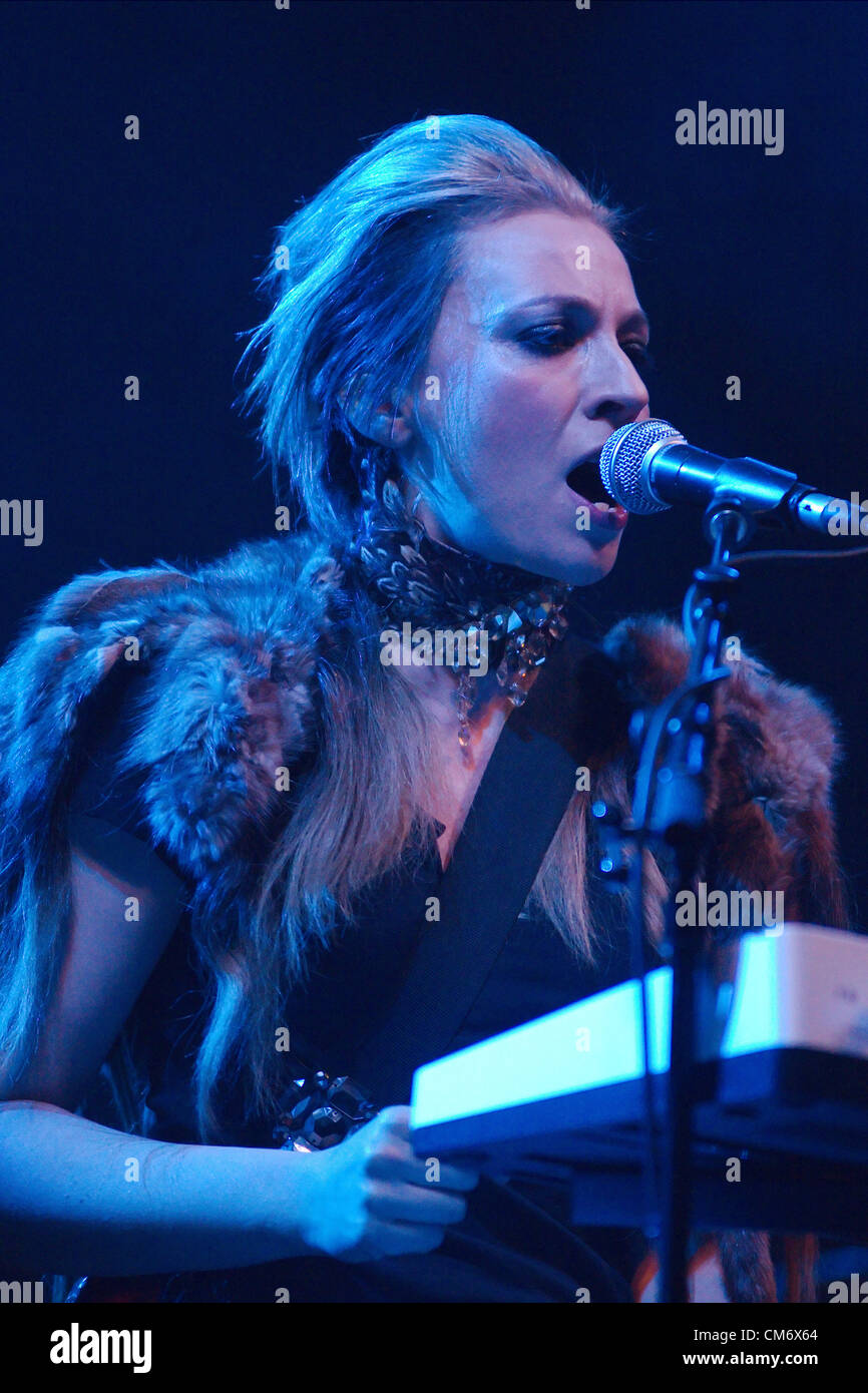 Sylver Zunge erklingt in der Eisenhütte in Inverness (UK) auf Freitag, 18. Oktober 12, das erste Datum Bat For Lashes, zu unterstützen, die derzeit ihr neues Album zu fördern ist, "The Haunted Man" Stockfoto
