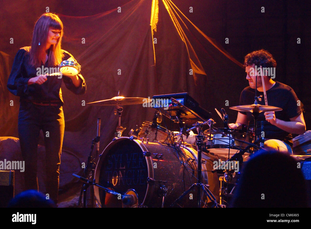 Sylver Zunge erklingt in der Eisenhütte in Inverness (UK) auf Freitag, 18. Oktober 12, das erste Datum Bat For Lashes, zu unterstützen, die derzeit ihr neues Album zu fördern ist, "The Haunted Man" Stockfoto