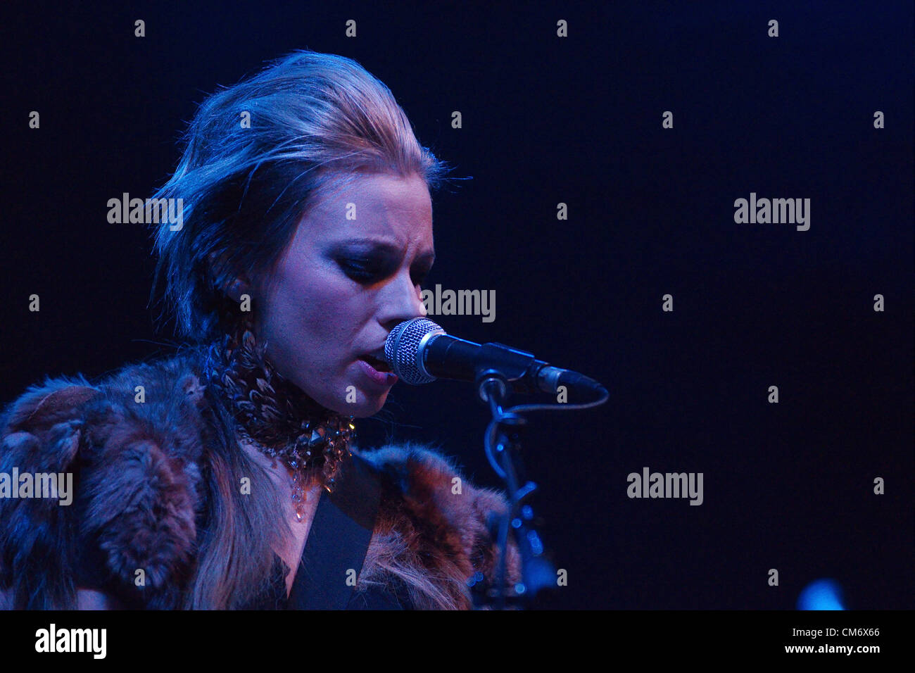 Sylver Zunge erklingt in der Eisenhütte in Inverness (UK) auf Freitag, 18. Oktober 12, das erste Datum Bat For Lashes, zu unterstützen, die derzeit ihr neues Album zu fördern ist, "The Haunted Man" Stockfoto