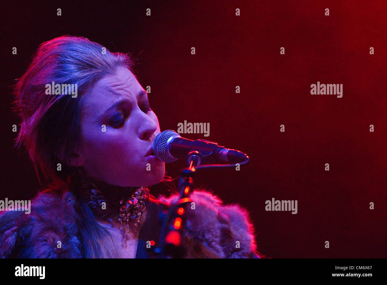 Sylver Zunge erklingt in der Eisenhütte in Inverness (UK) auf Freitag, 18. Oktober 12, das erste Datum Bat For Lashes, zu unterstützen, die derzeit ihr neues Album zu fördern ist, "The Haunted Man" Stockfoto