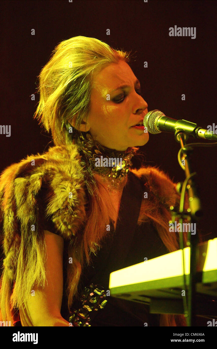 Sylver Zunge erklingt in der Eisenhütte in Inverness (UK) auf Freitag, 18. Oktober 12, das erste Datum Bat For Lashes, zu unterstützen, die derzeit ihr neues Album zu fördern ist, "The Haunted Man" Stockfoto