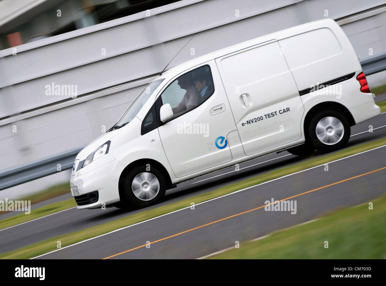 Foto zeigt einen Prototyp des Nissan e-NV200 Elektrofahrzeug während eines Testlaufs an der Autohersteller Oppama Teststrecke in Yokohama, Japan am 17. Oktober 2012.  Fotograf: Robert Gilhooly Stockfoto