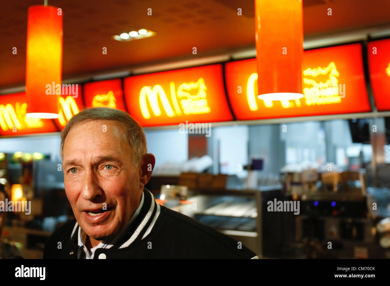 1. Februar 2010 - Moskau, Russland - George Alan Cohon, ein US-amerikanischer kanadischer Geschäftsmann, Gründer und Senior Vorsitzender von McDonalds Russlands ist, besucht Fastfood-Restaurant an der Pushkinskaya Street in Moskau, Russland (Credit-Bild: © PhotoXpress/ZUMAPRESS.com) Stockfoto