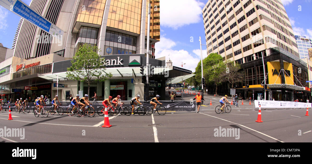 AUCKLAND, Neuseeland-Okt. 20,2012: TeilnehmerInnen in ITU Triathlon Grand Finale Weltmeisterschaft fahren die Hauptstraße der Innenstadt von Auckland. Stockfoto