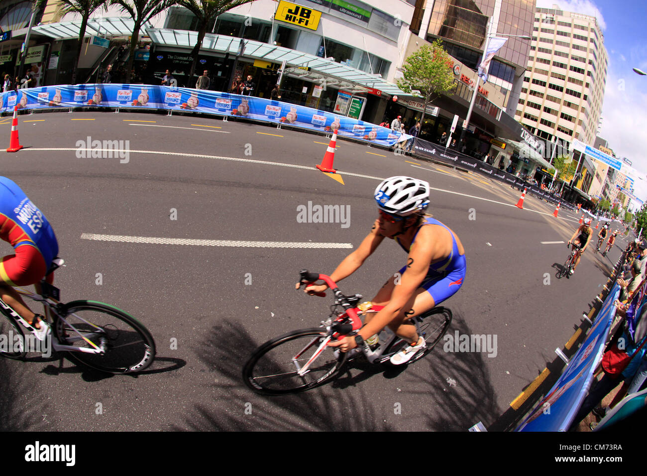 AUCKLAND, Neuseeland-Okt. 20,2012: TeilnehmerInnen in ITU Triathlon Grand Finale Weltmeisterschaft fahren die Hauptstraße der Innenstadt von Auckland. Stockfoto
